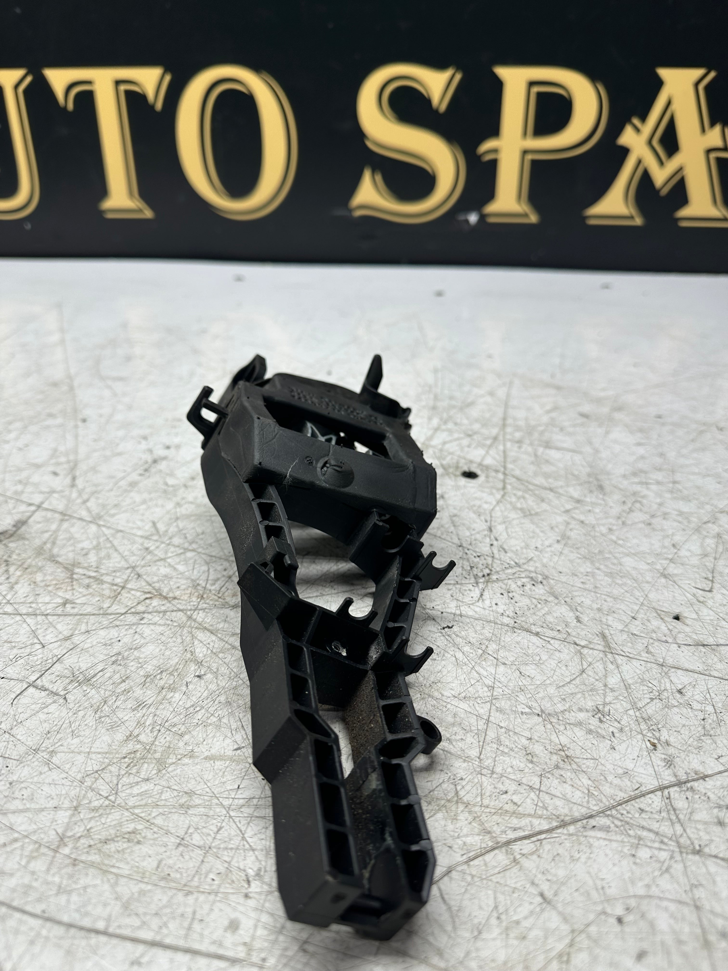 BMW 1 Series F20 LCI Front Door Handle Bracket – Driver Side (7297750)
