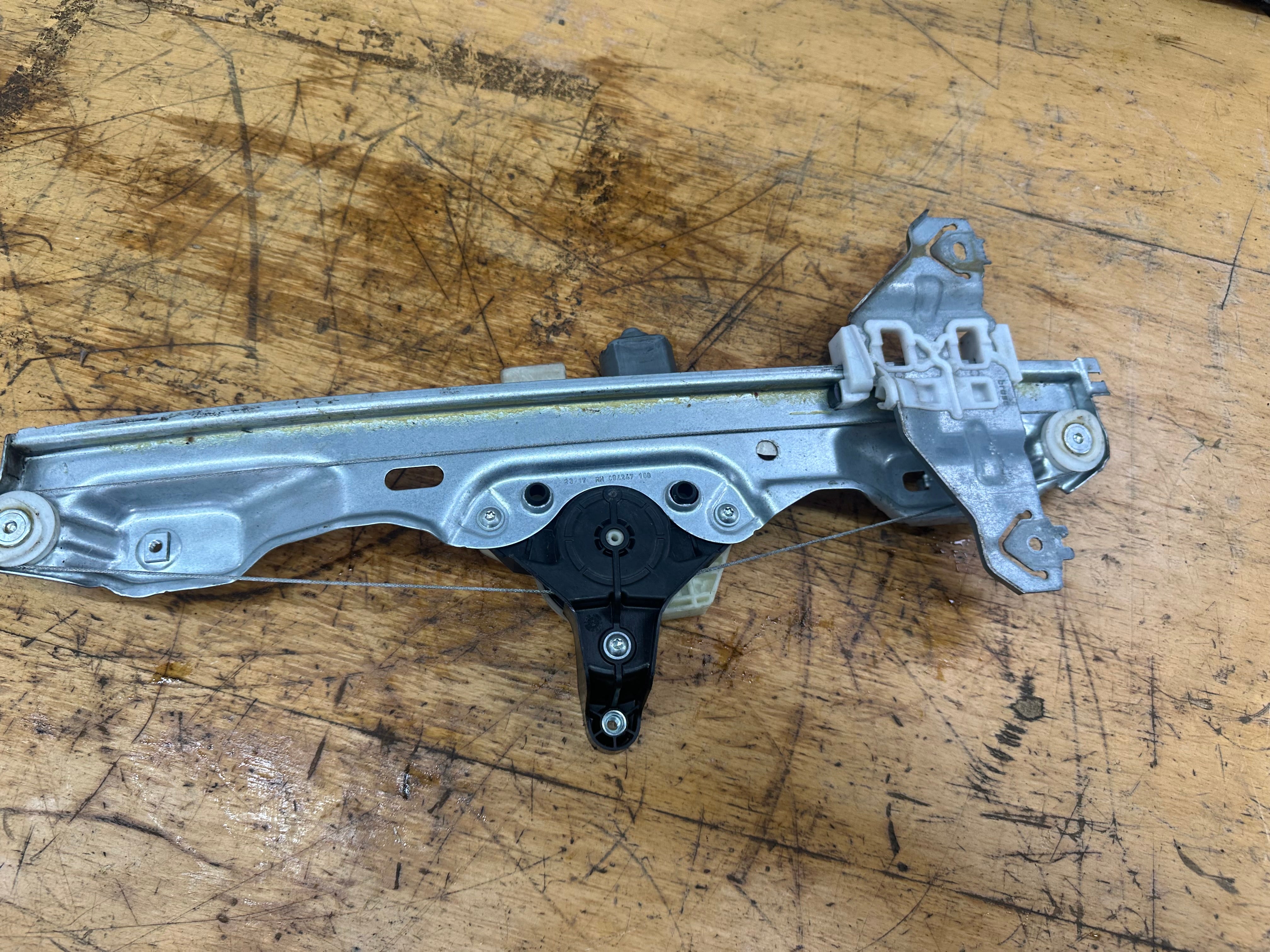 Nissan Qashqai J11 2014–21 Right Rear Window Regulator (82700HV00A) (C88540-101)