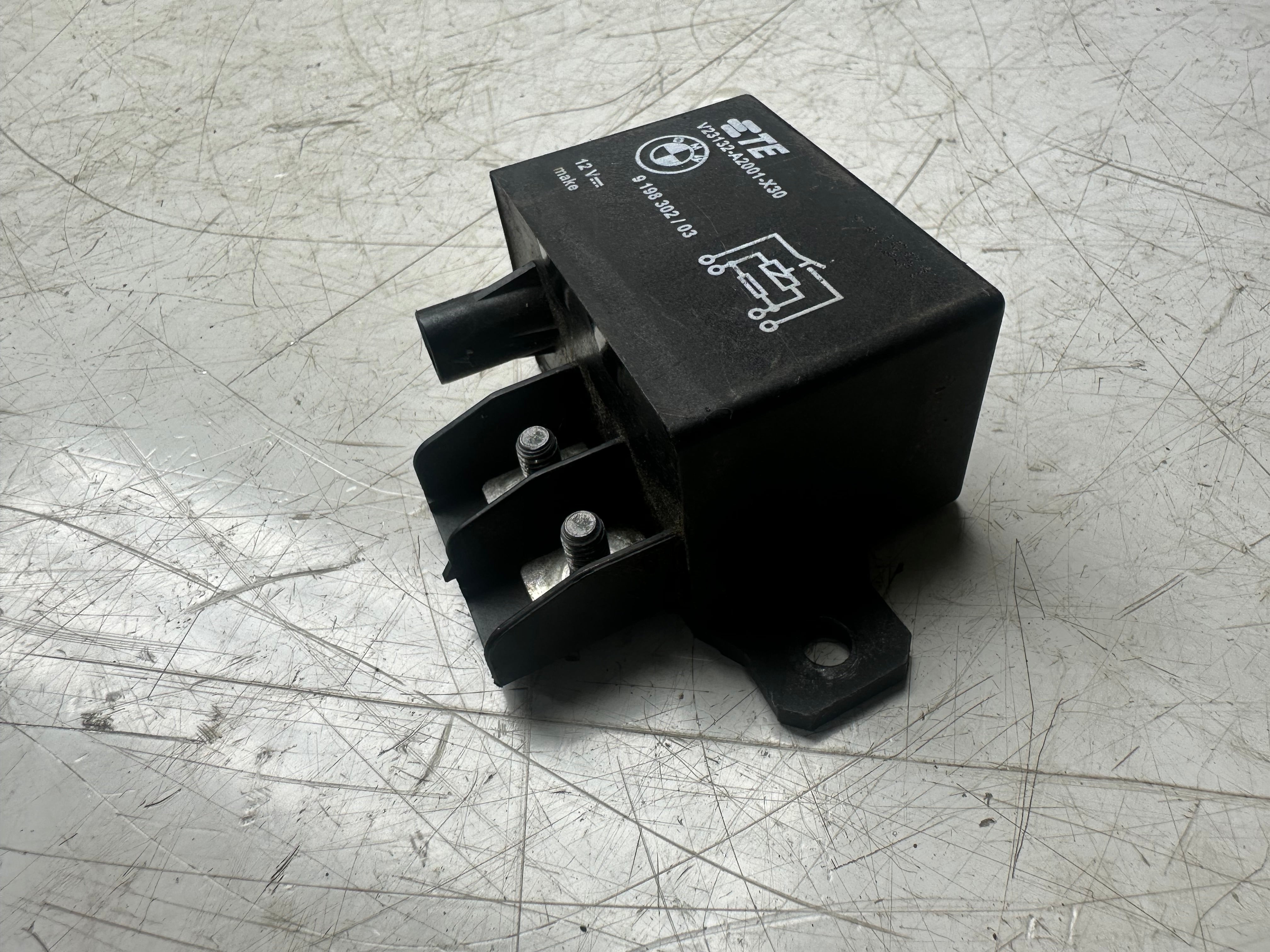 BMW 3 5 6 7 X5 X6 Engine Cooling Fan Relay Control Module (9198302)