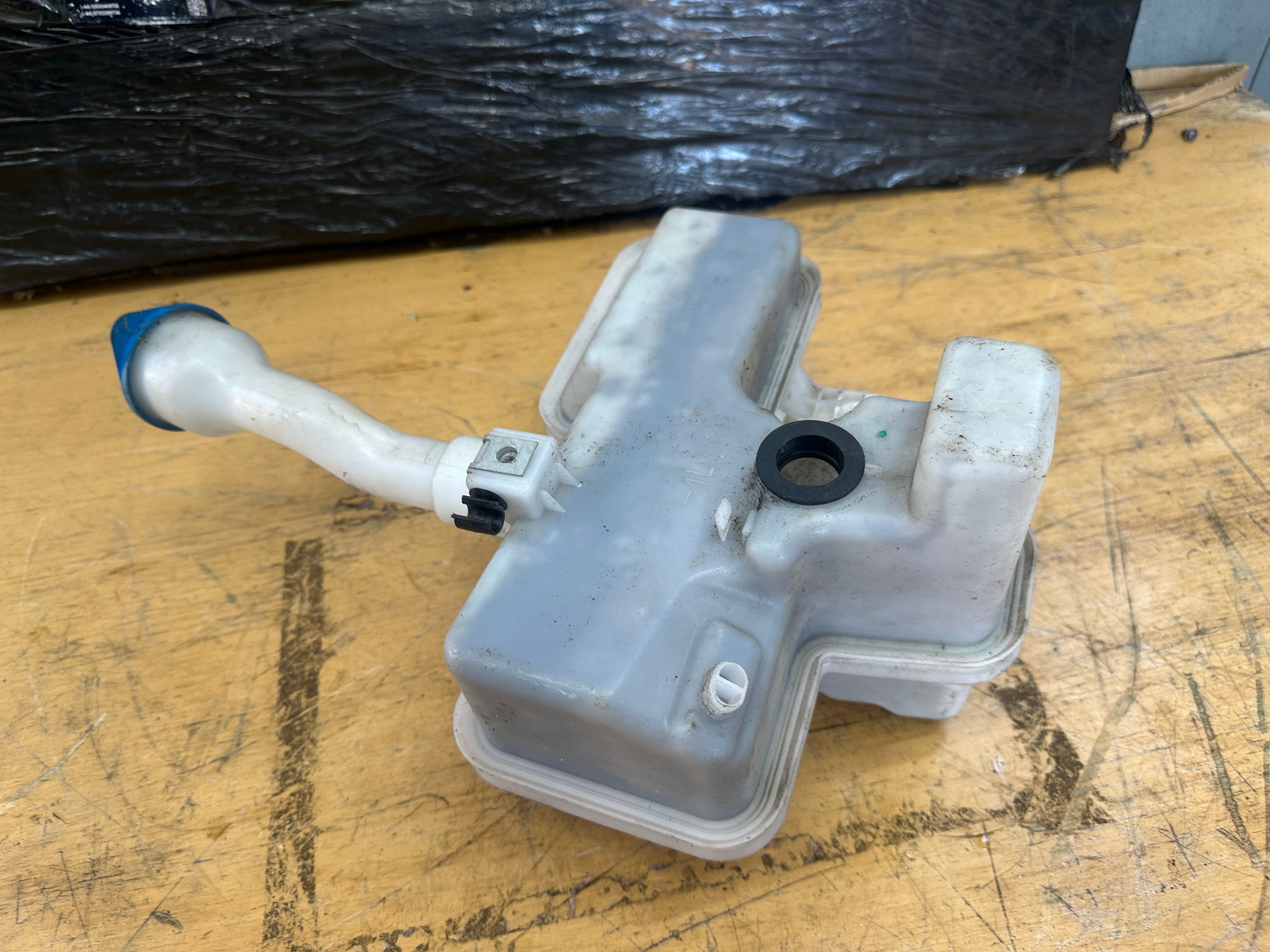 BMW i3s 2019 Windscreen Washer Bottle (105435-12) (105435)