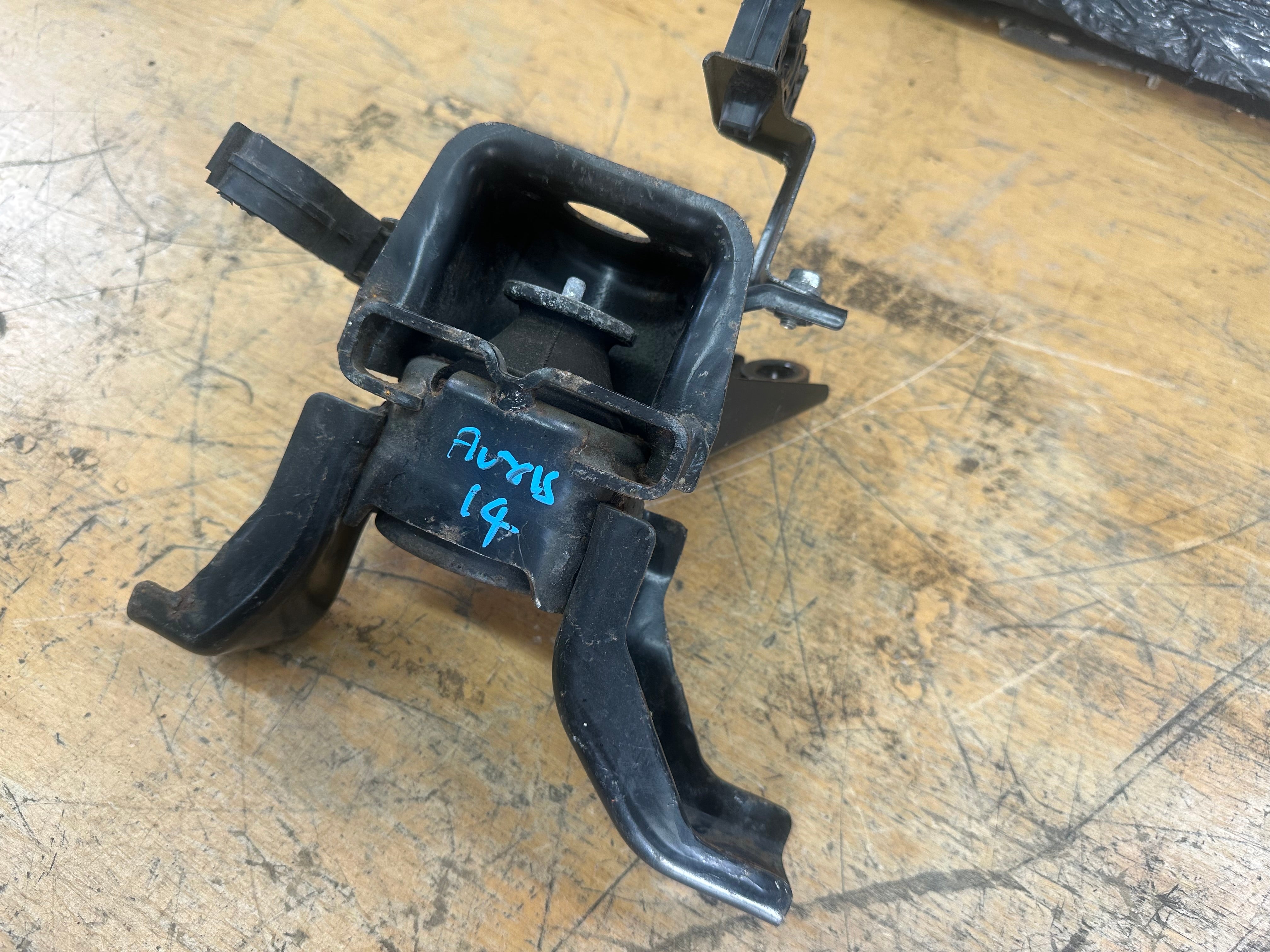 Toyota Auris 2014 Engine Mount Right Driver’s Side