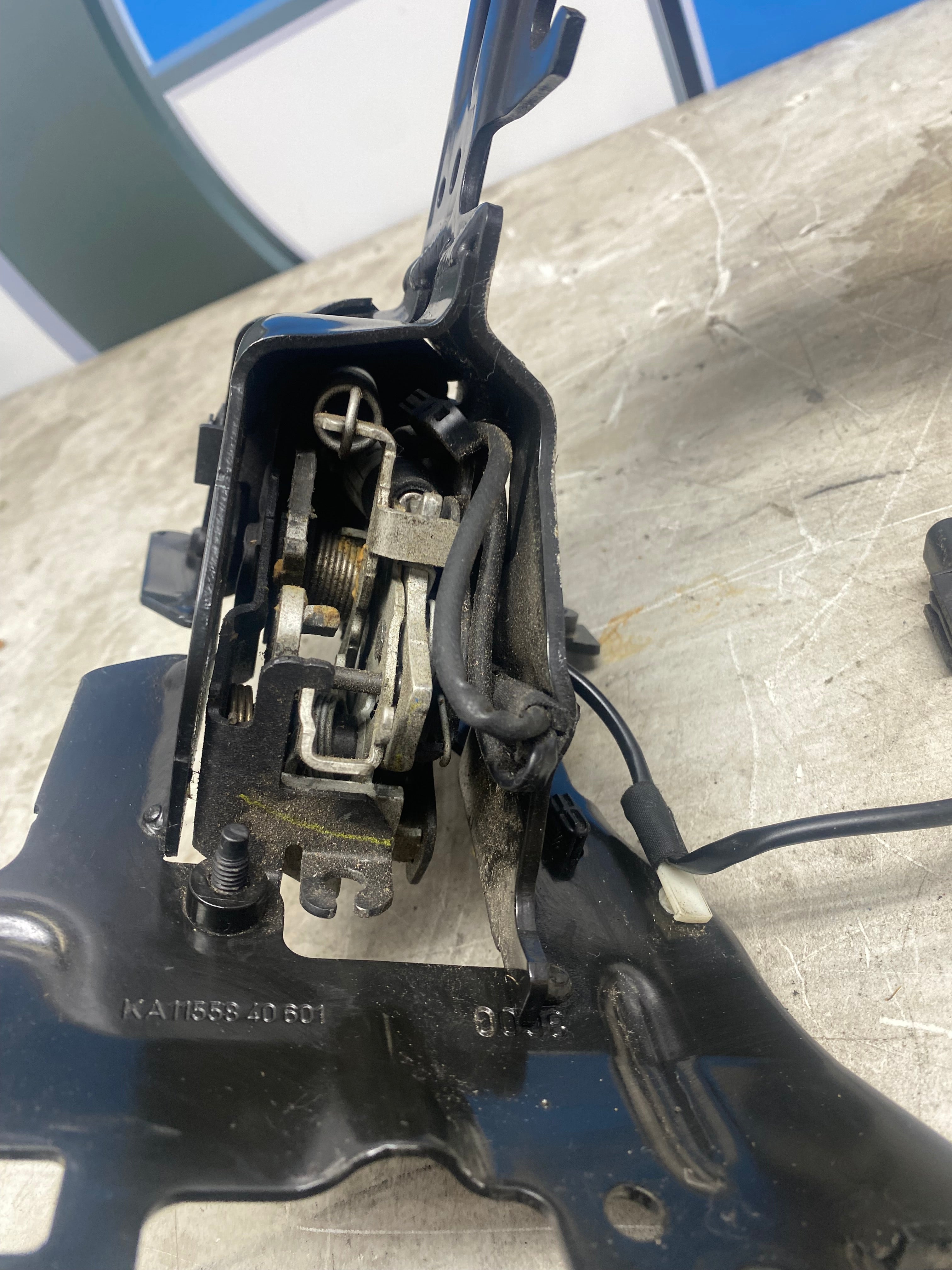 BMW 5 & 6 Series F10 / F06 Headlight Mounting Bracket with Lock
