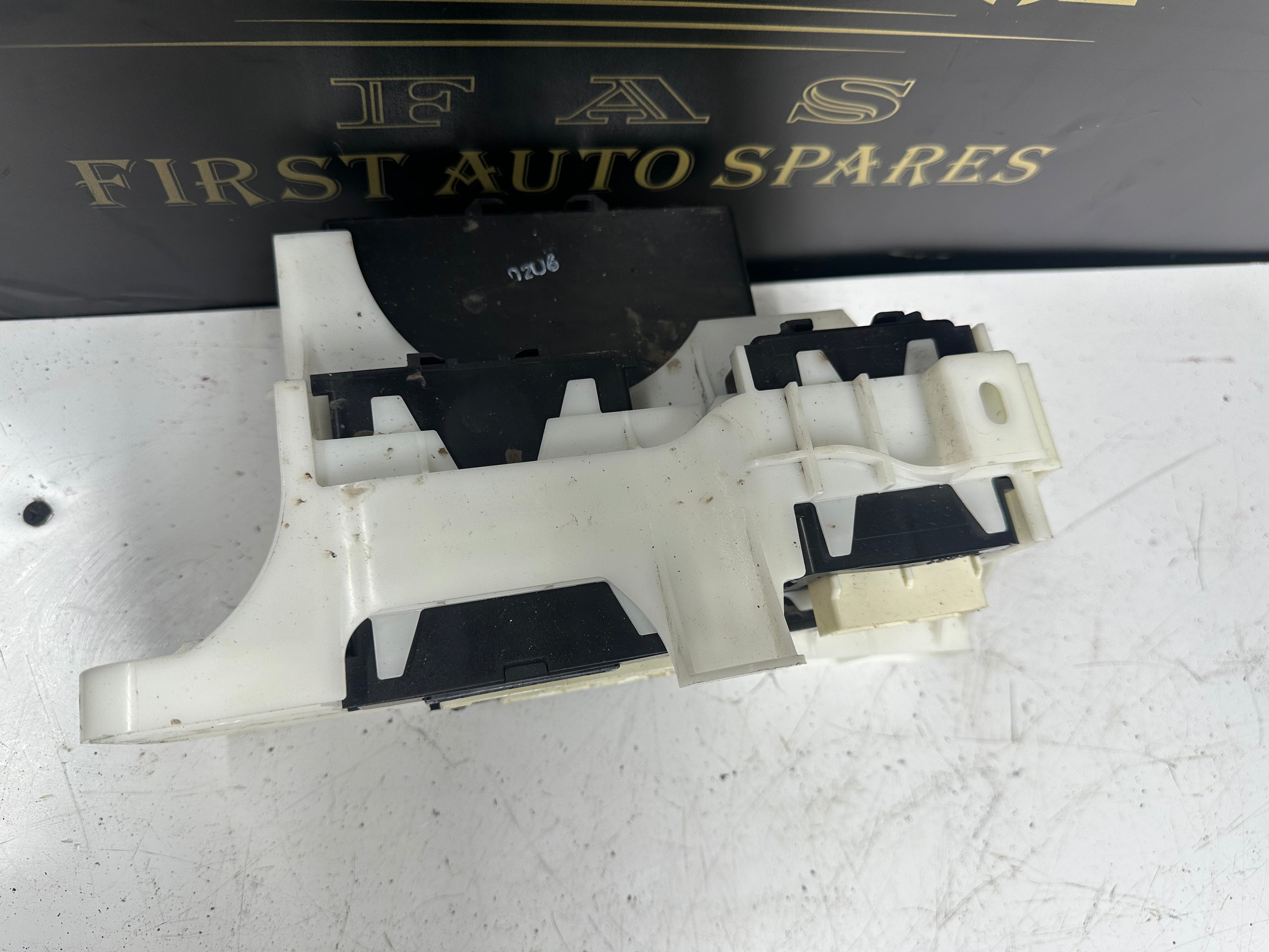 Toyota Auris Hybrid HEV E18 Box Computer Integration (82877-02040)