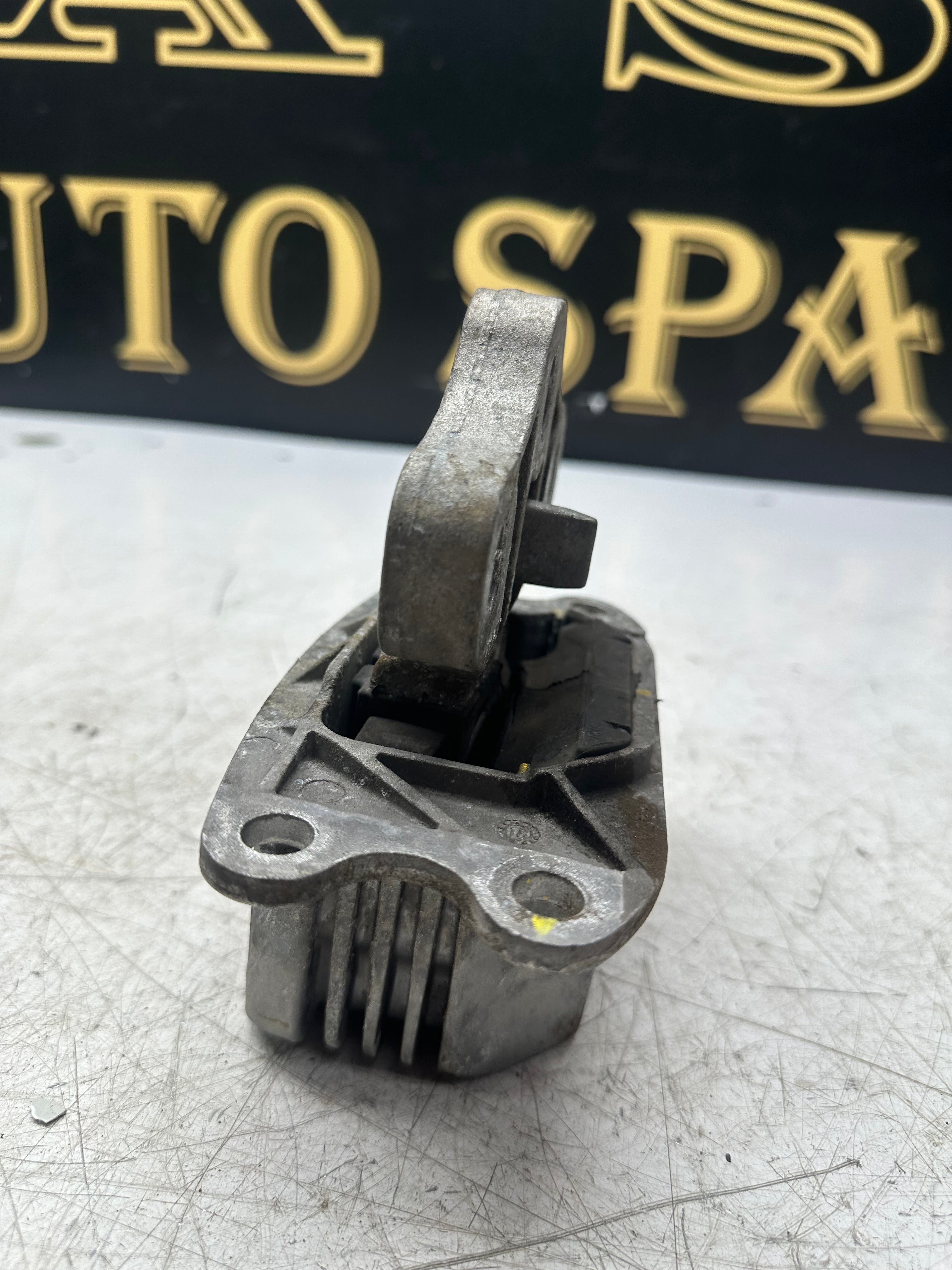 BMW 1 Series/2 Series/X1/X2 Left Side Engine Gearbox Mount 6853449 2014–2025