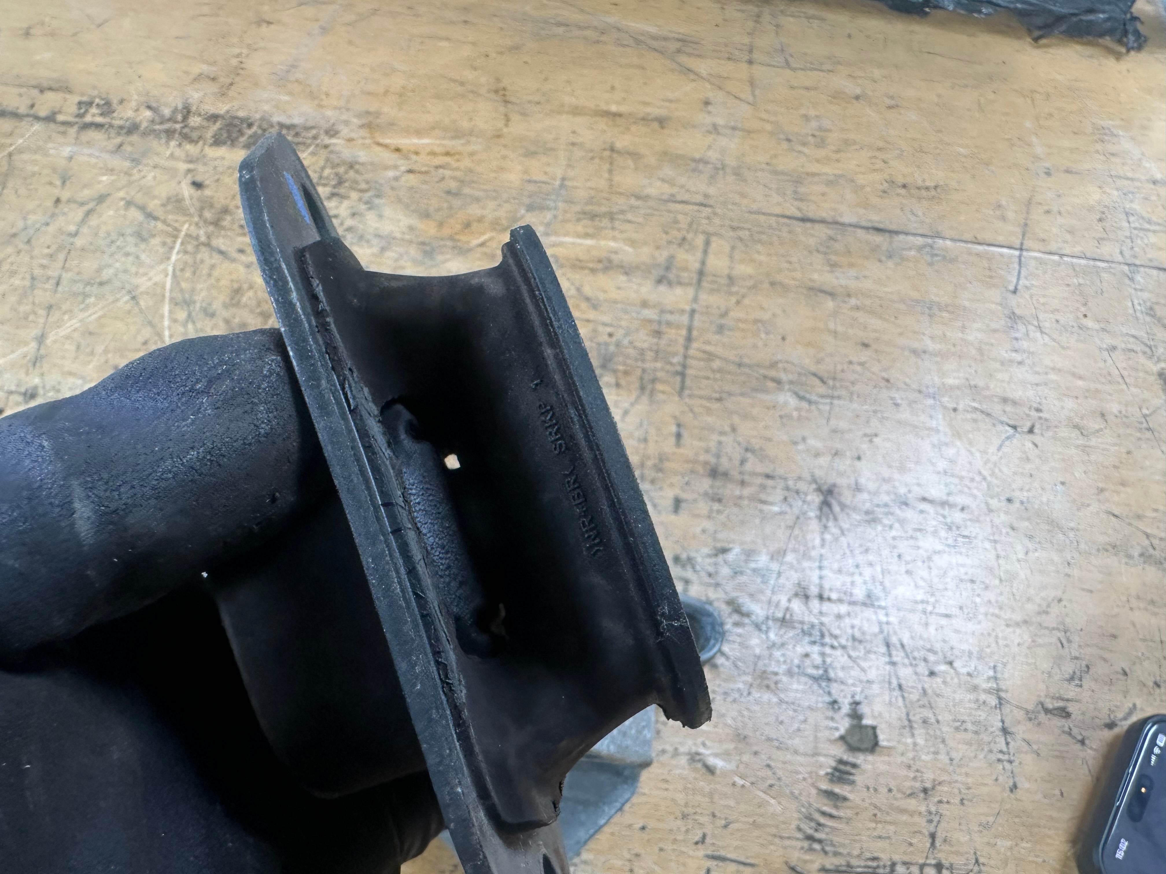 Renault & Nissan Juke F16 1.0 Petrol N/S Passenger Left Front Engine Mount (112532302R)