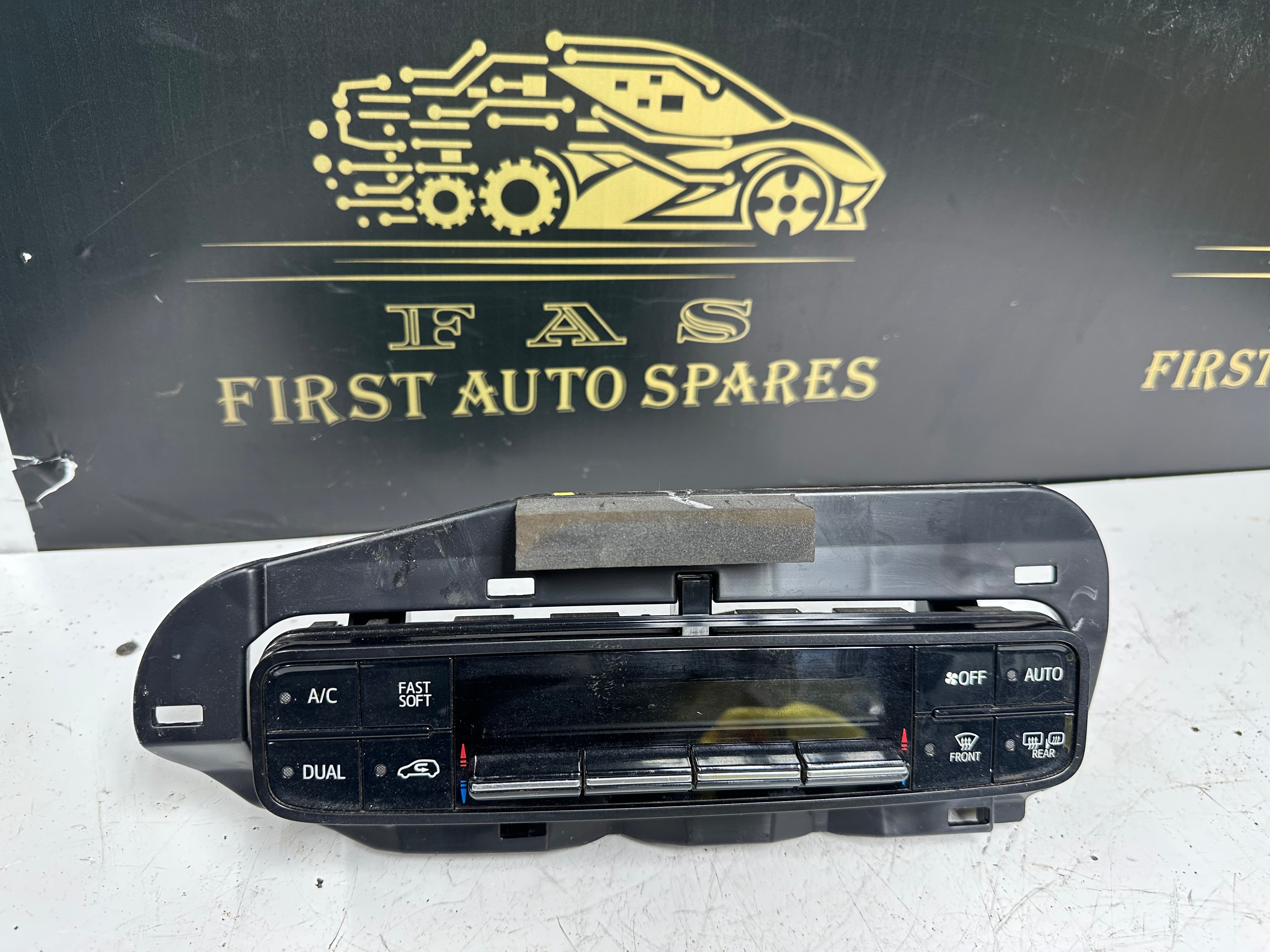 Toyota Auris Heater Control Panel (55468-02040) (75H695)