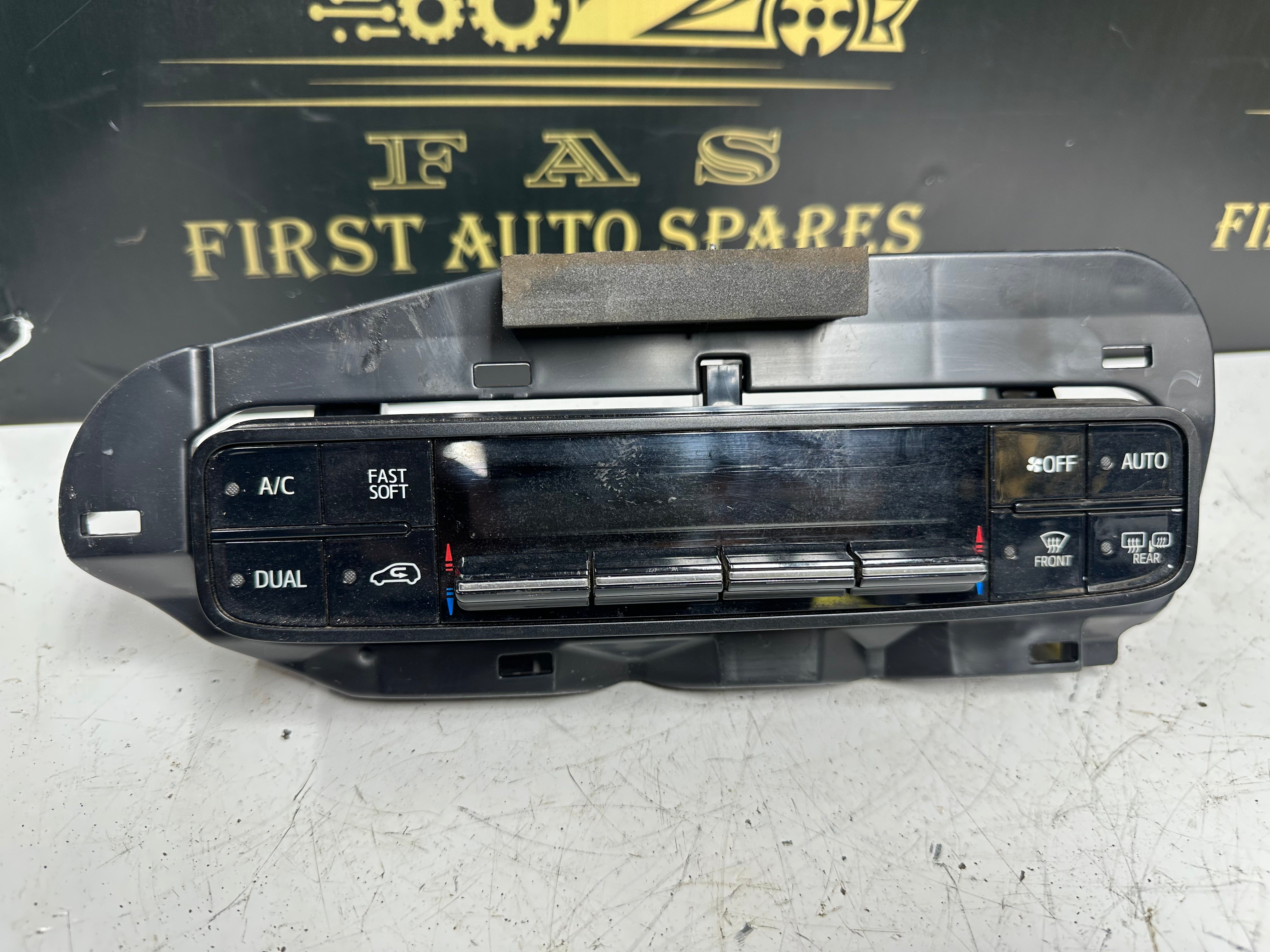 Toyota Auris Heater Control Panel (55468-02040) (75H695)