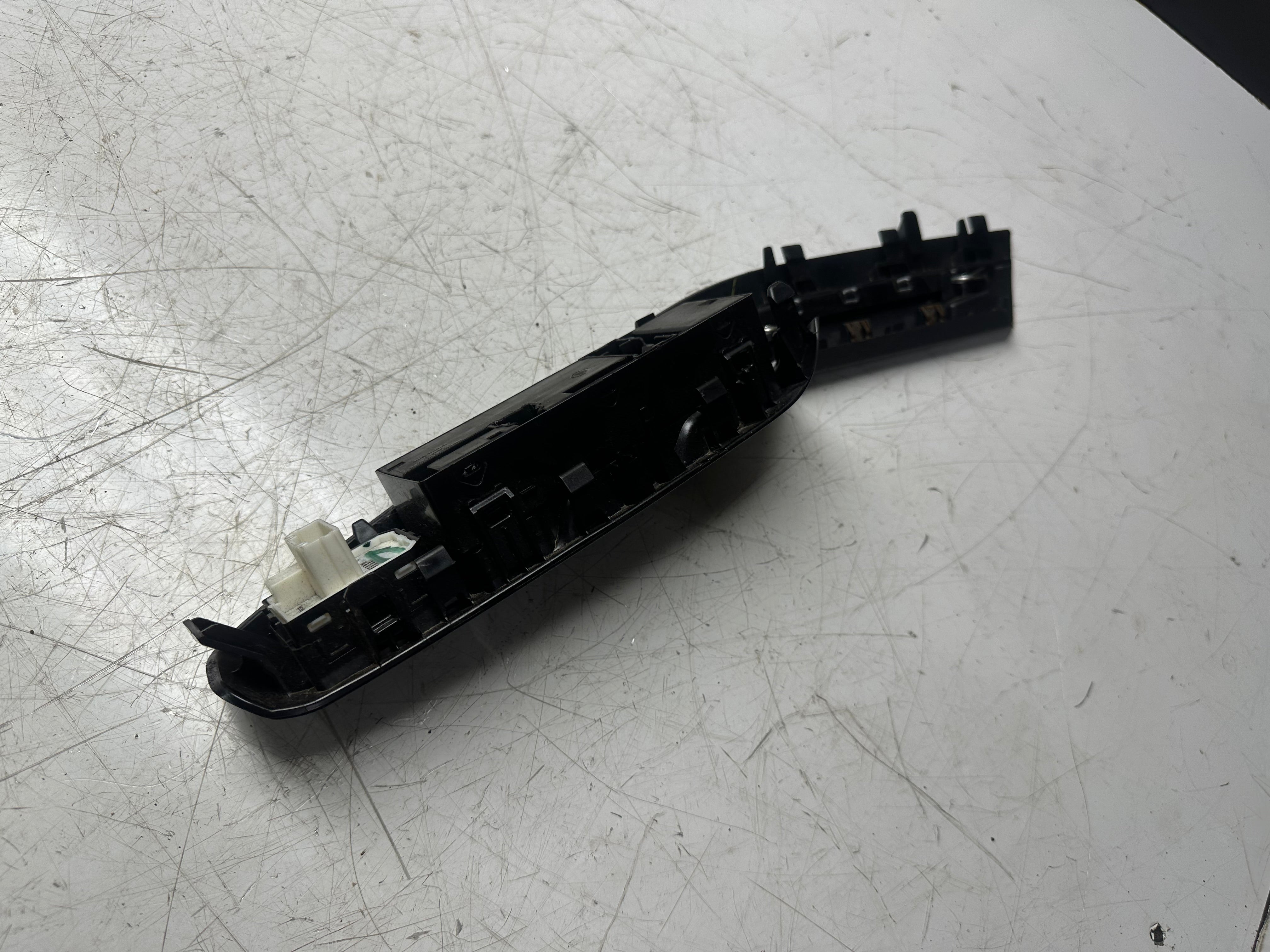 Nissan Juke F16 2021 Front Right Driver Side Window Switch (25570-5RA1A)