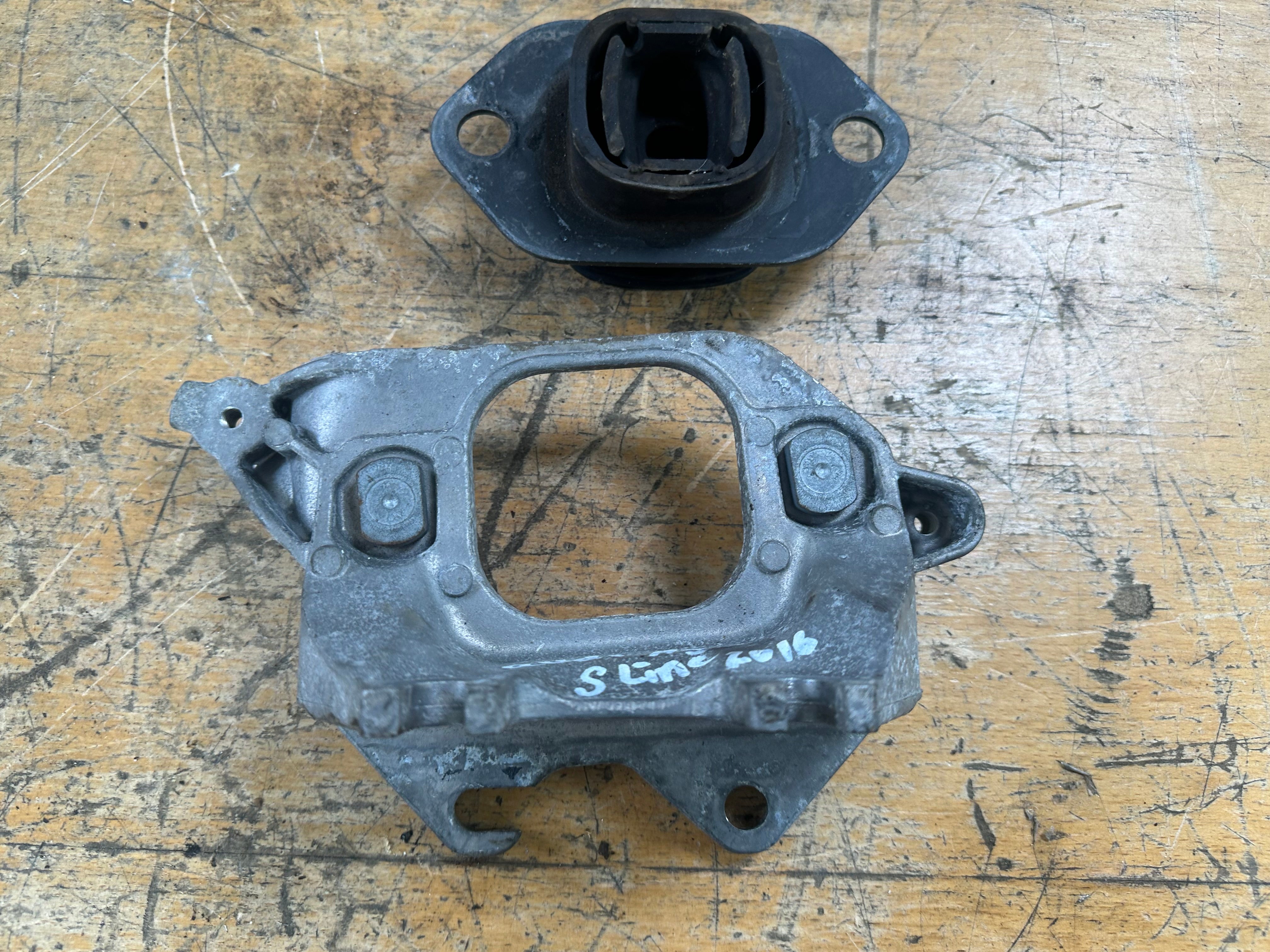 Renault & Nissan Juke F16 1.0 Petrol N/S Passenger Left Front Engine Mount (112532302R)