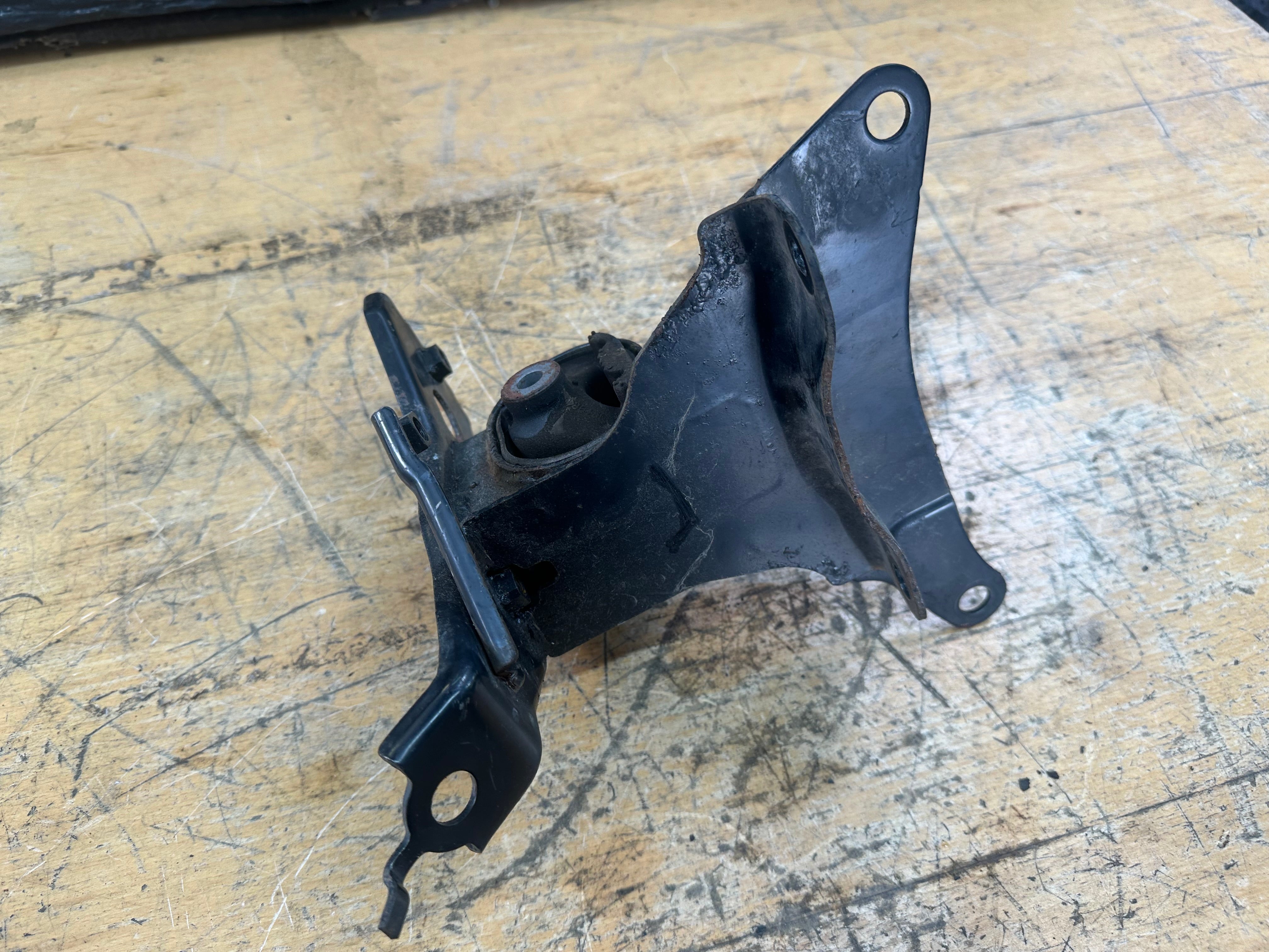 Toyota Yaris 2012-2017 Mk3 Passenger Left Front Engine Mount