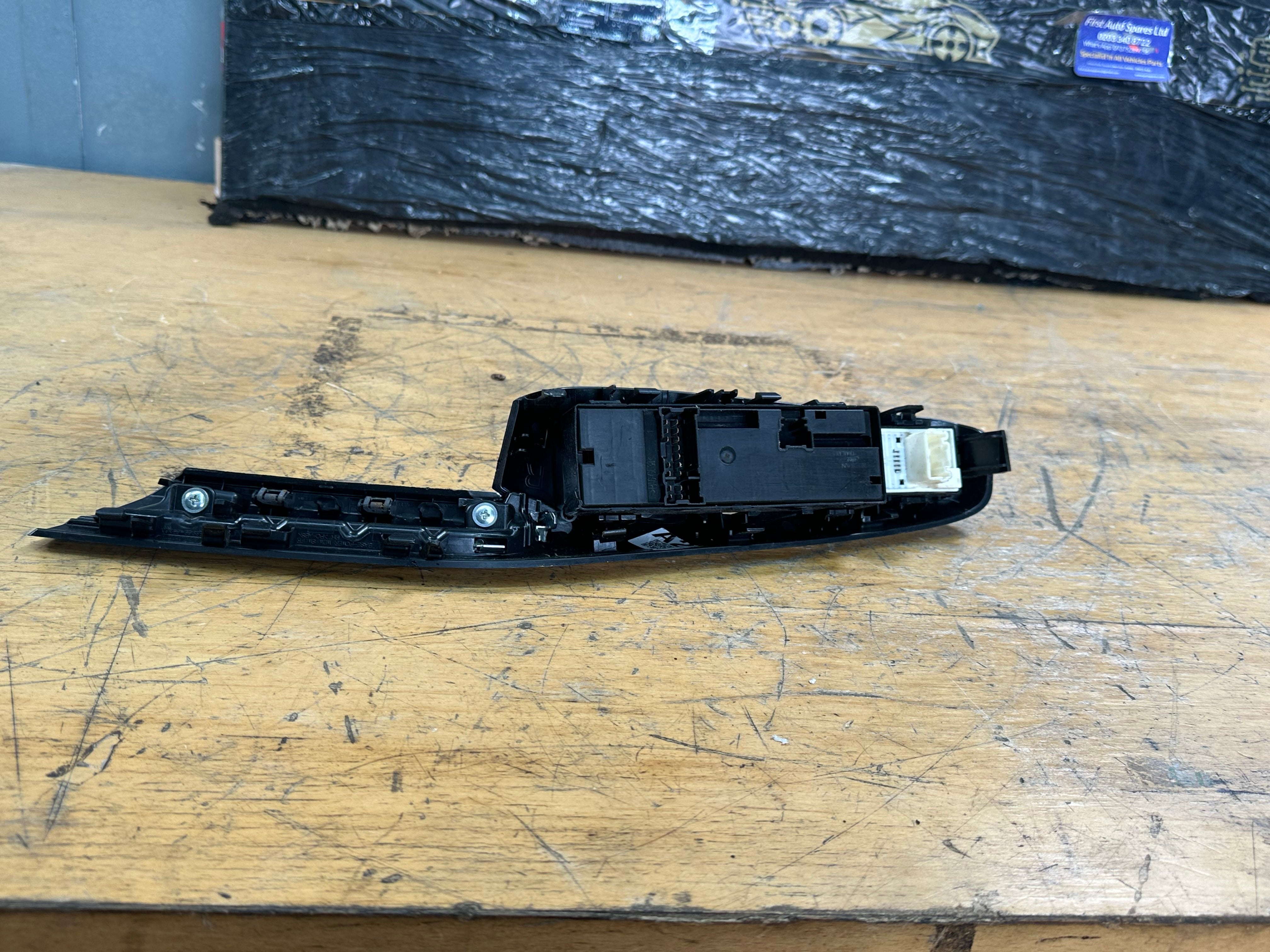 Nissan Qashqai 2019 Front Right Driver’s Electric Window Switch (220117SN1)