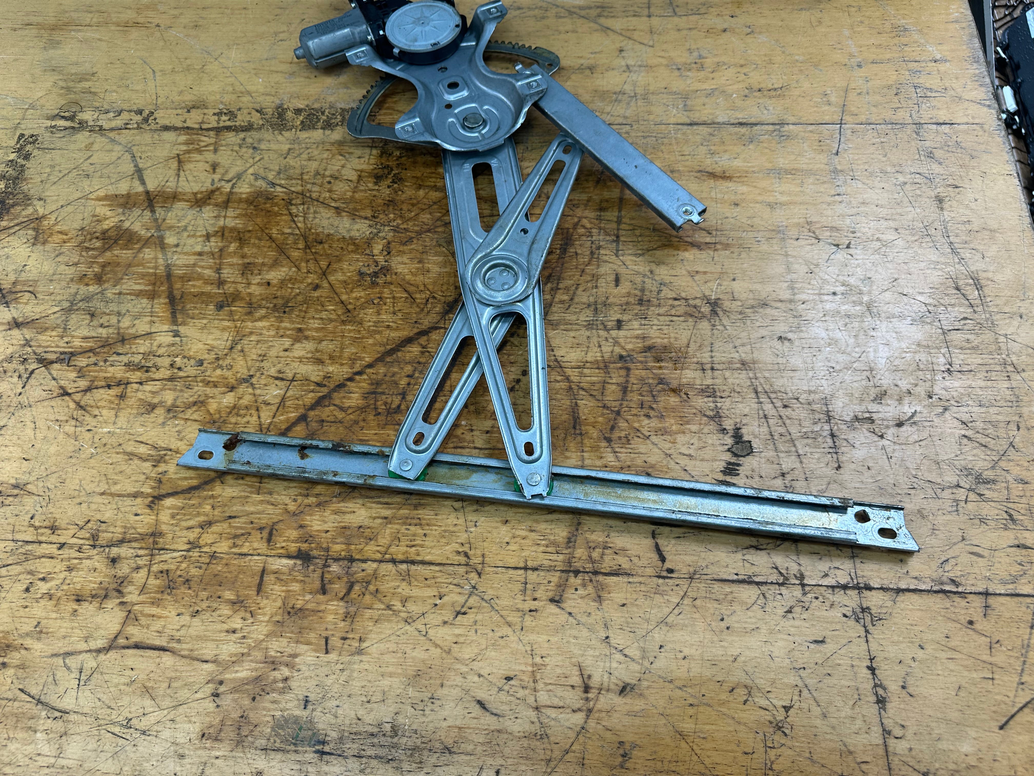 Toyota Auris Rear Right O/S/R Window Regulator (85720-0D120)