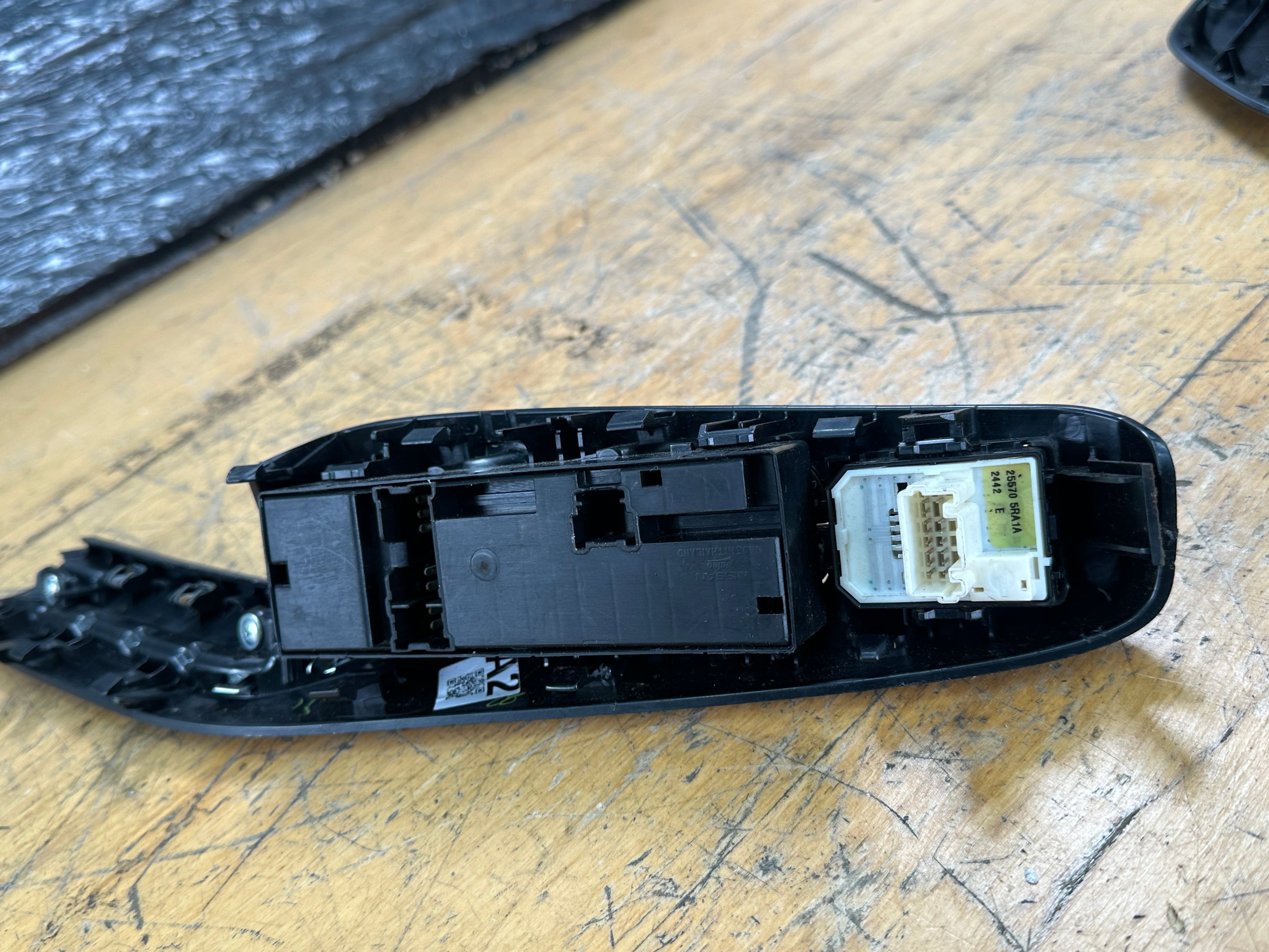 Nissan Qashqai 2019 Front Right Driver’s Electric Window Switch (220117SN1)