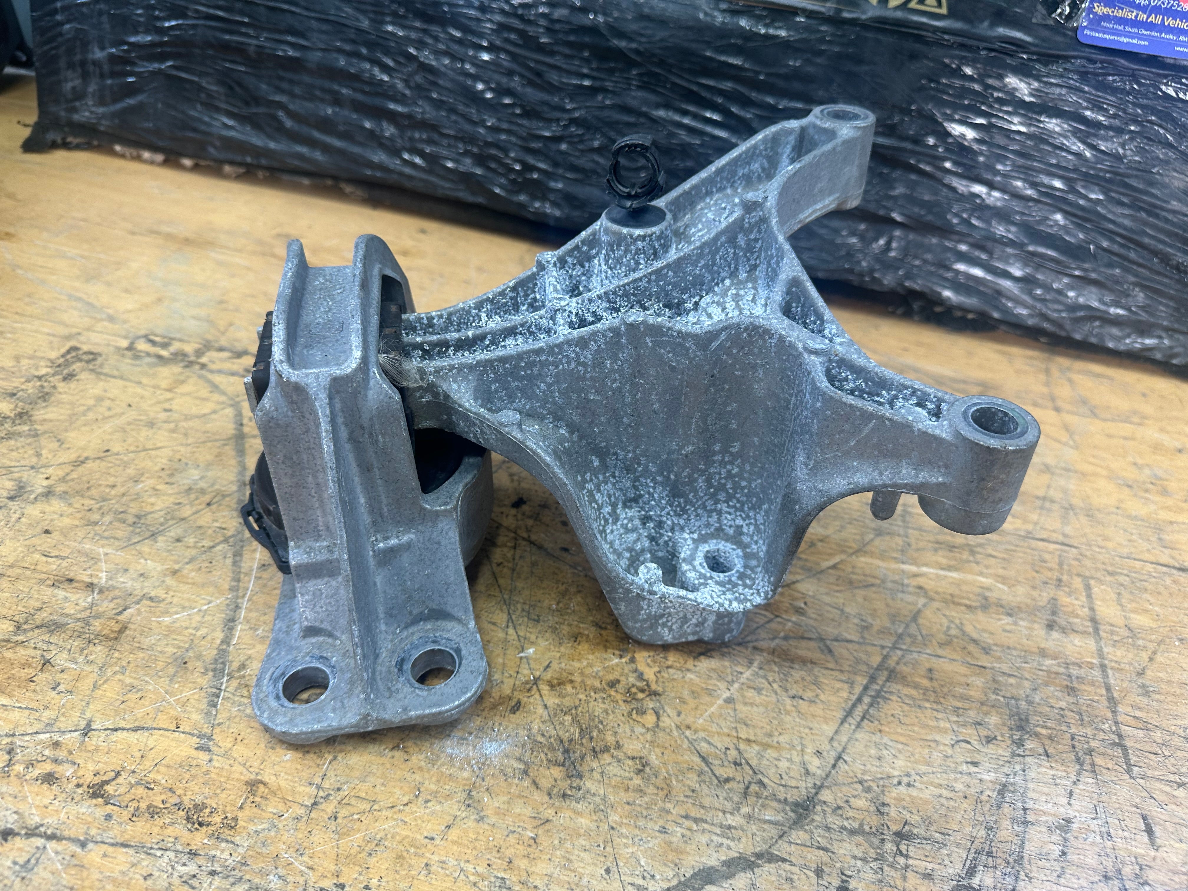 Nissan Juke MK2 2019–2023 Right Driver's Side Engine Mount Bracket