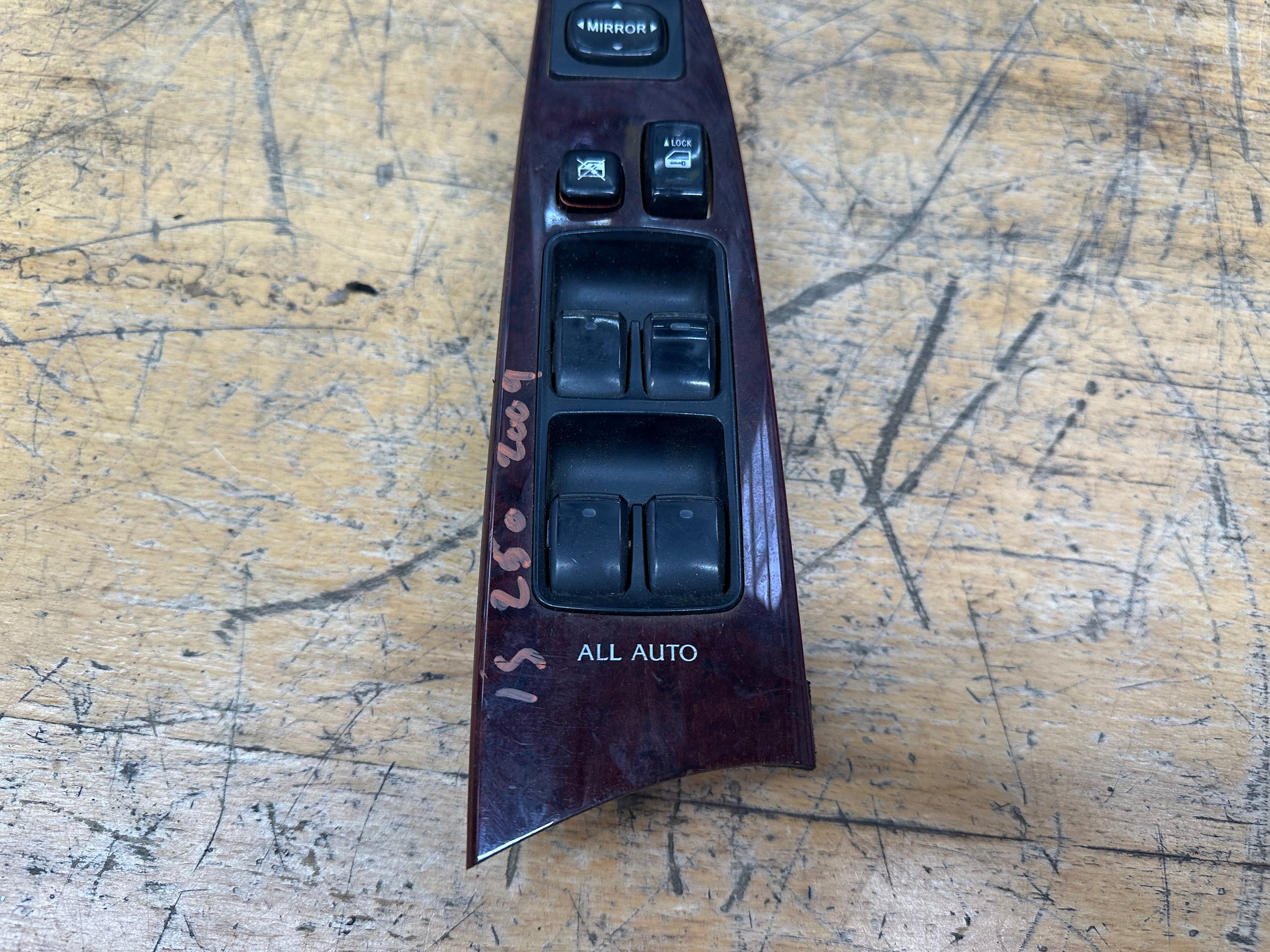 Lexus IS250 Saloon 2009 Front Right Driver’s Door Window Switch (84040-53070)