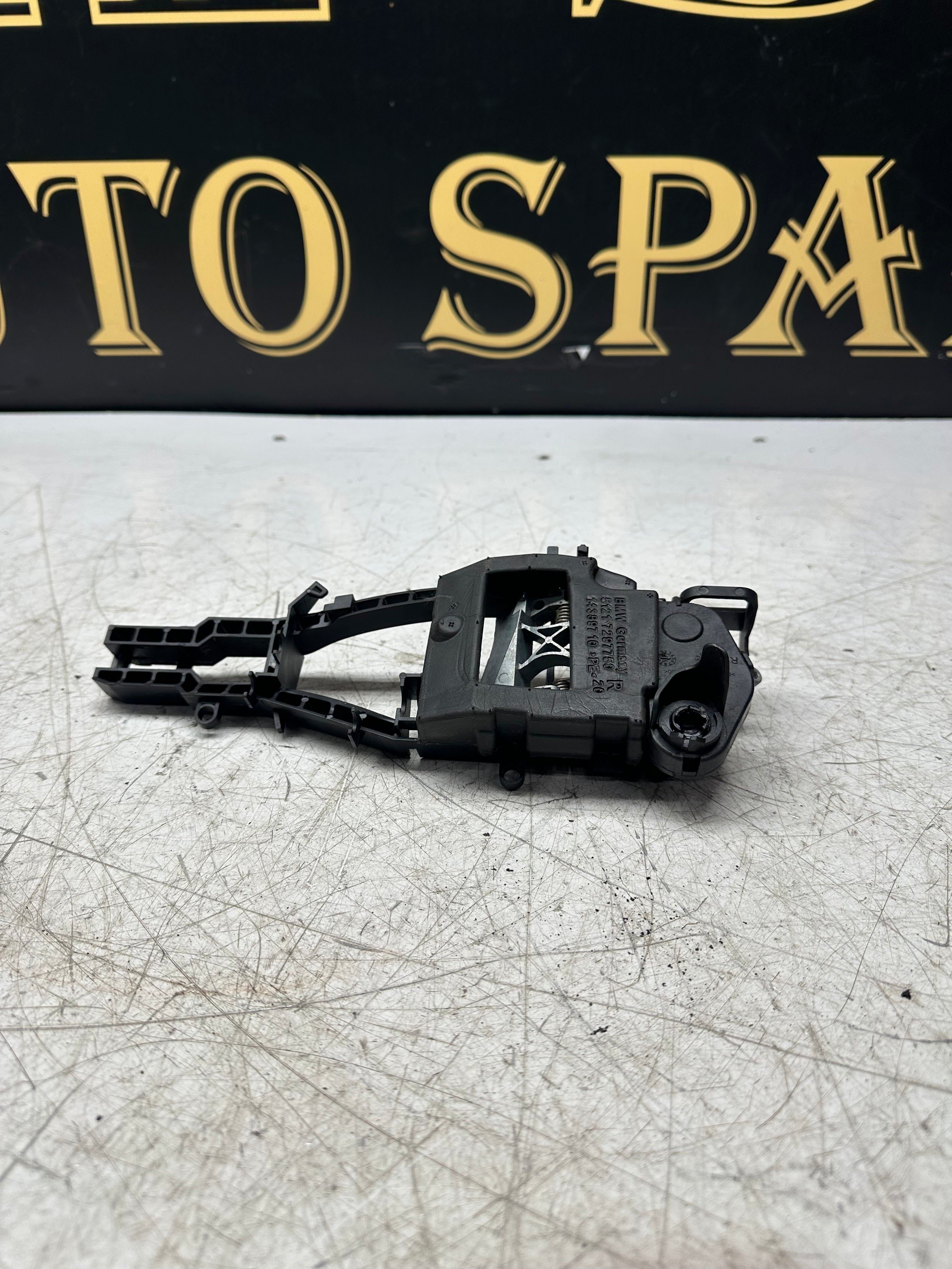 BMW 1 Series F20 LCI Front Door Handle Bracket – Driver Side (7297750)