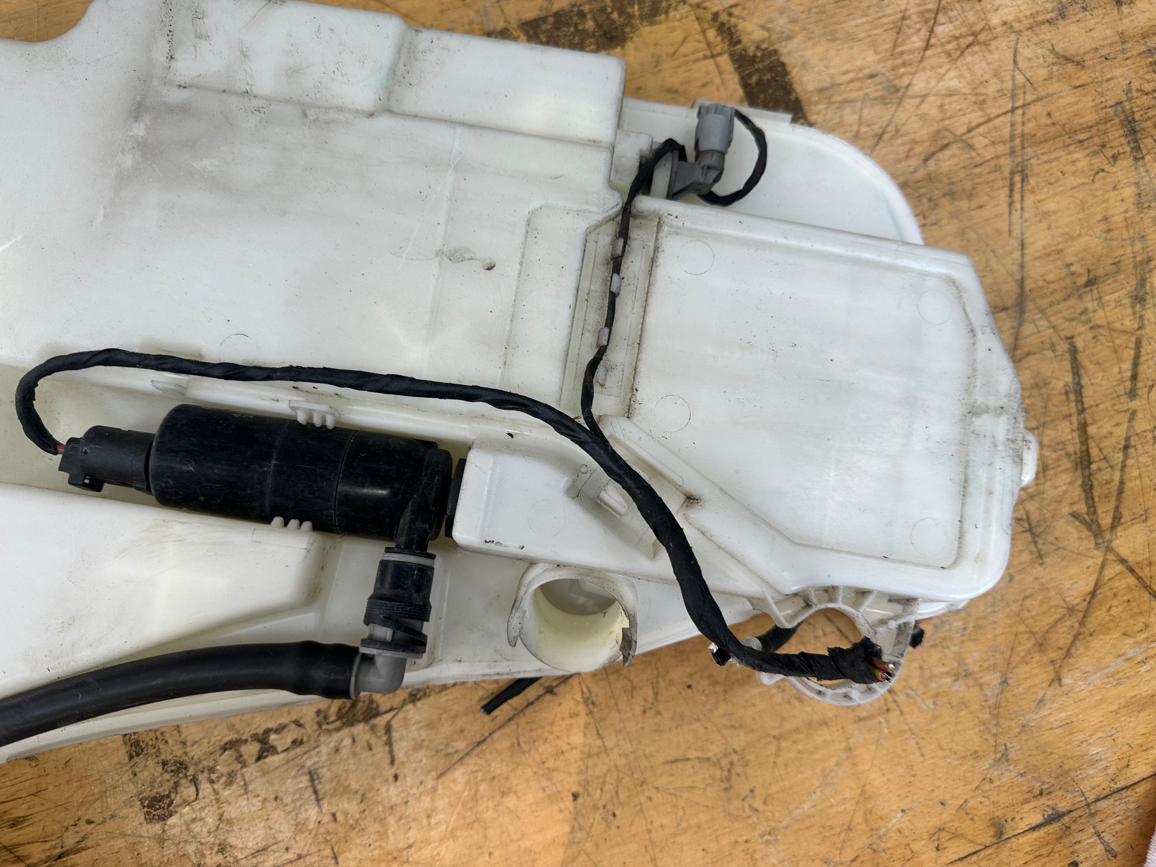 BMW 5 Series 520d 2010–2014 Washer Bottle & Motor (132640-11)