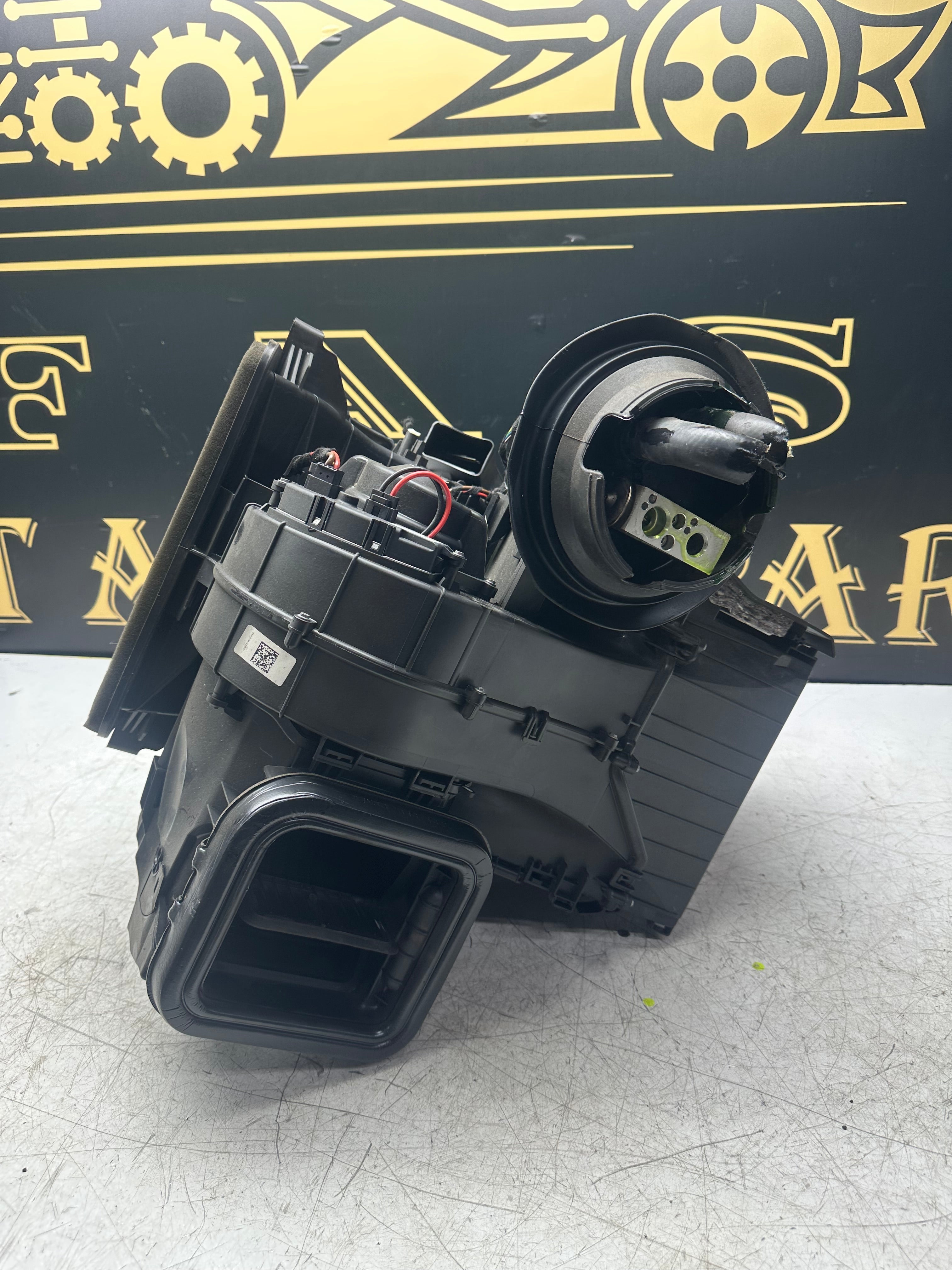 BMW F48/ MINI F60 Heater Box Housing Unit with Blower Motor 9383118 / 9263409
