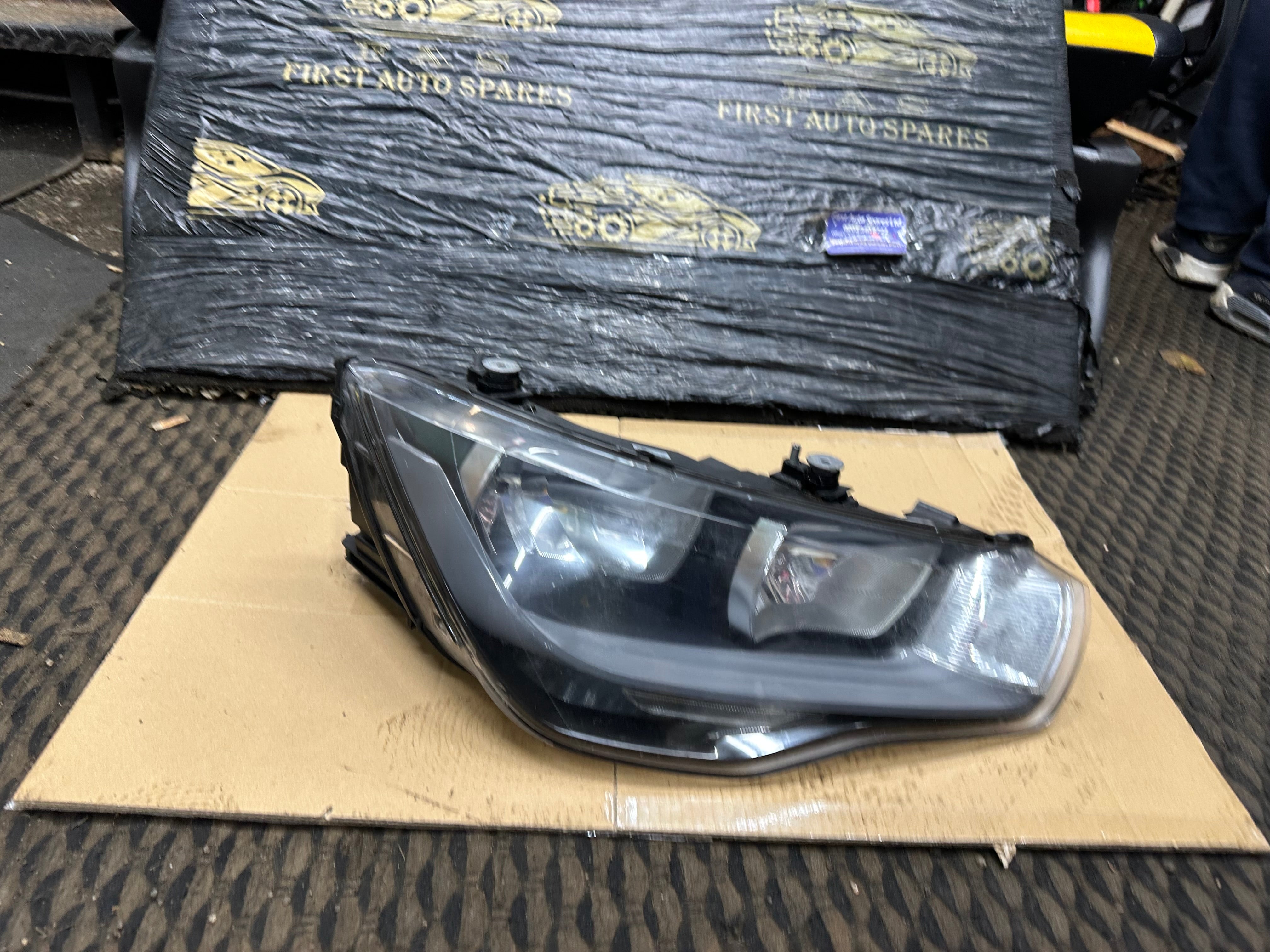 Audi A1 8X 2010–2015 Pre-Facelift Right Driver’s Side Headlight (8X0941004A)