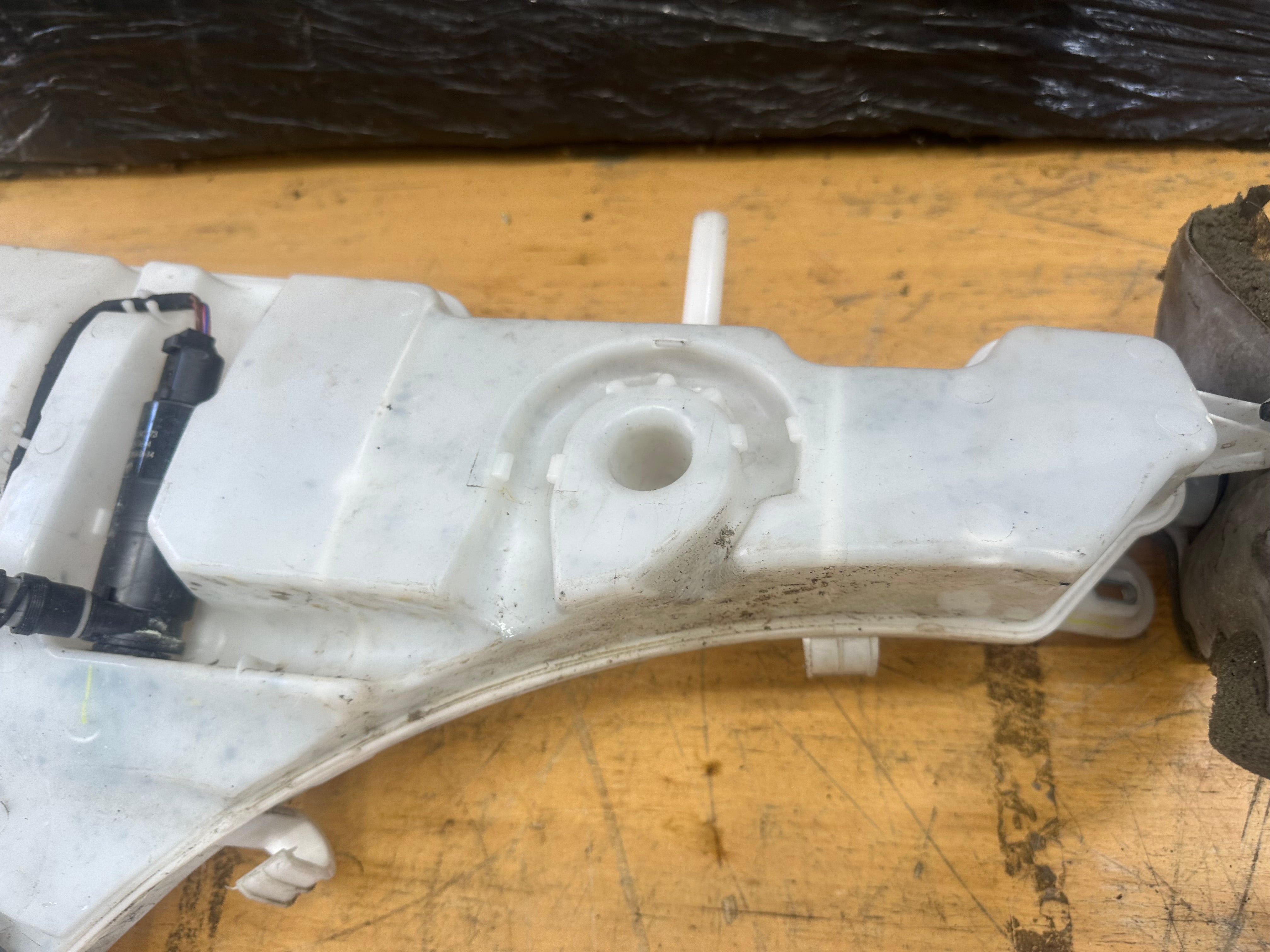 BMW X5 F15 2014–2018 M Sport Windscreen Washer Bottle (7292424) (7292424-14)