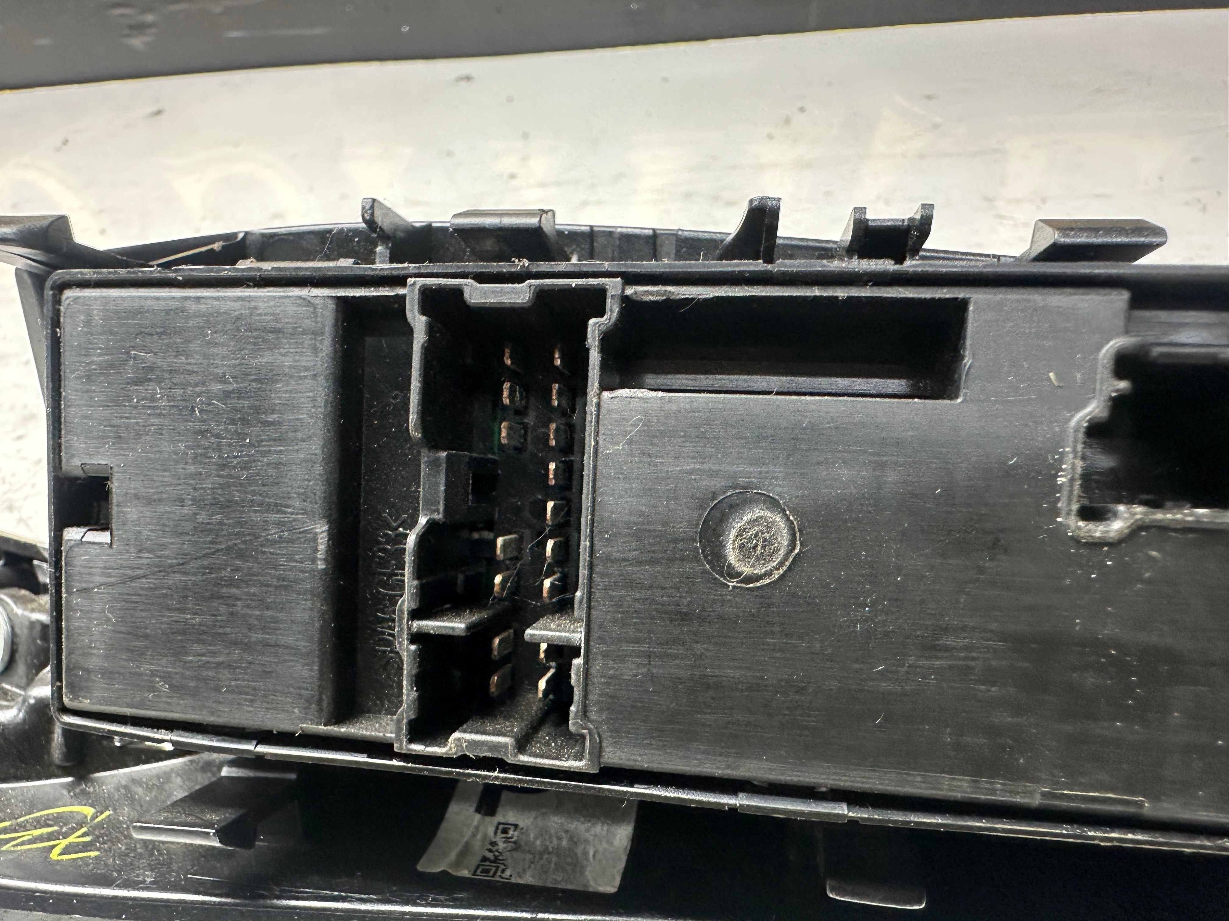 Nissan Juke F16 2021 Front Right Driver Side Window Switch (25570-5RA1A)