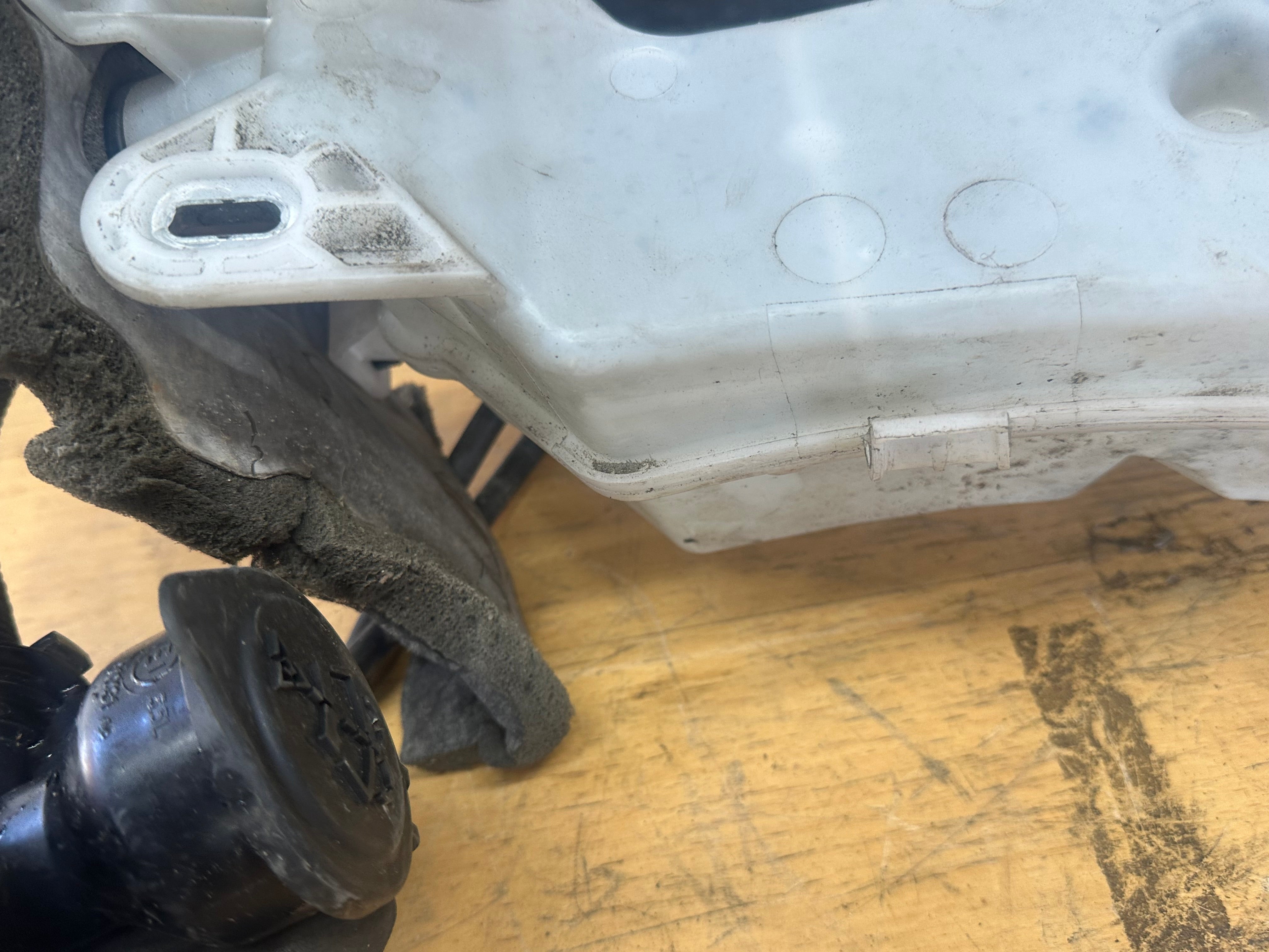 BMW X5 F15 2014–2018 M Sport Windscreen Washer Bottle (7292424) (7292424-14)