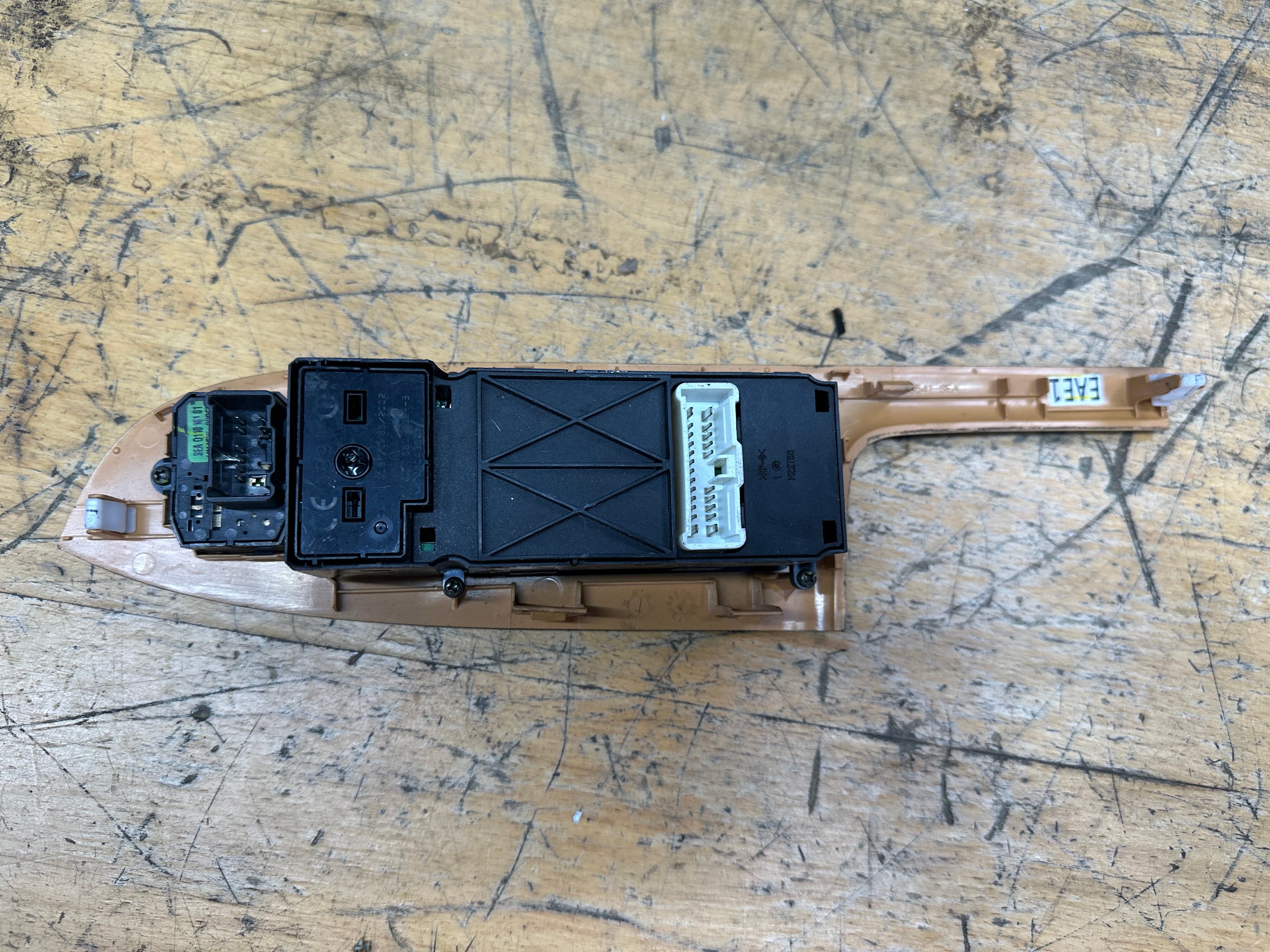 Honda Accord 2008 Front Right Driver's Door Window Switch (83541-SEA)