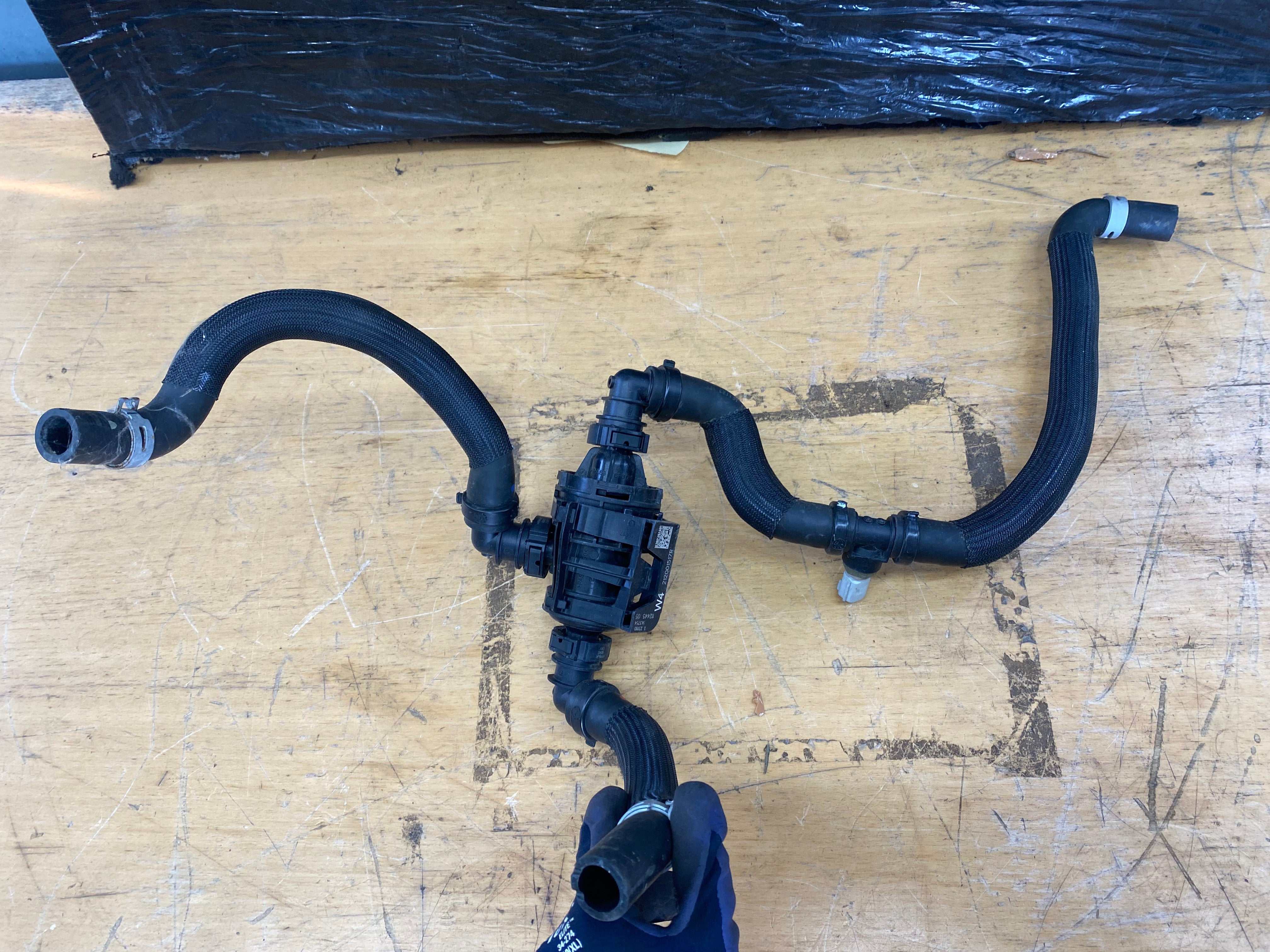 Renault Thermostat Housing – Trafic III / Megane IV / Nissan (212001517R)