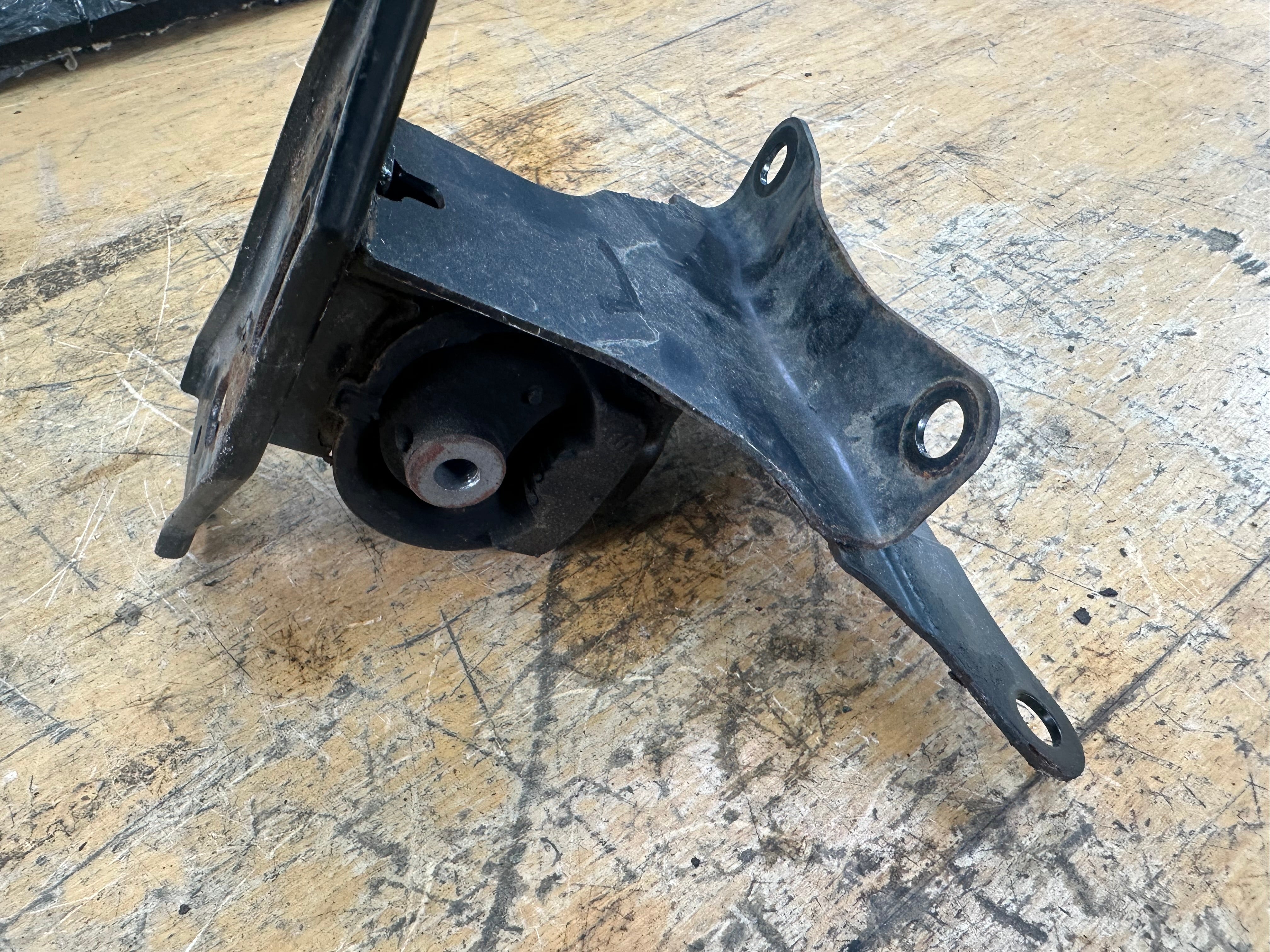Toyota Yaris 2012-2017 Mk3 Passenger Left Front Engine Mount