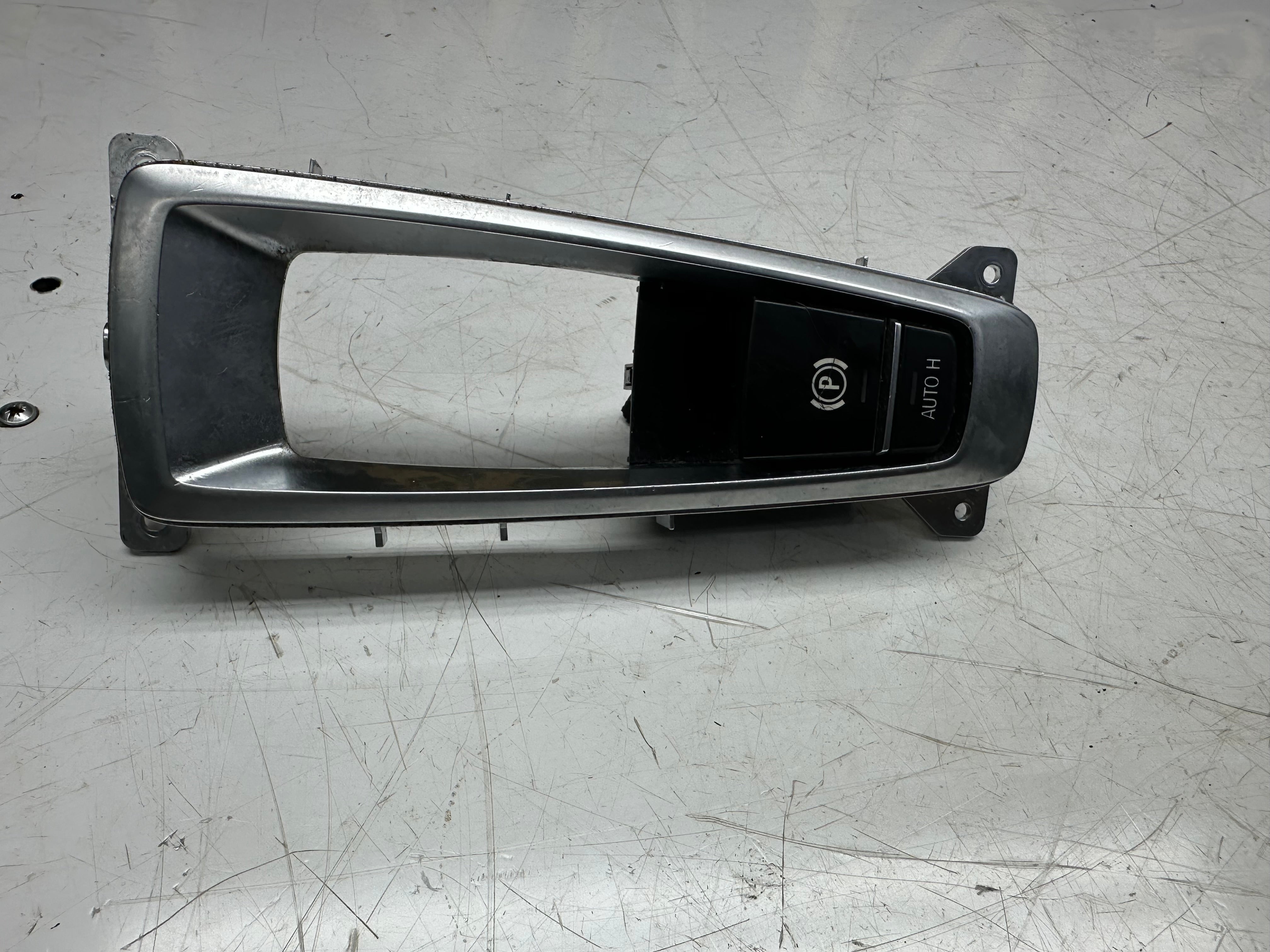 BMW X5 F15 2014 Hand Parking Brake Switch (9355232-01) (105075070R)