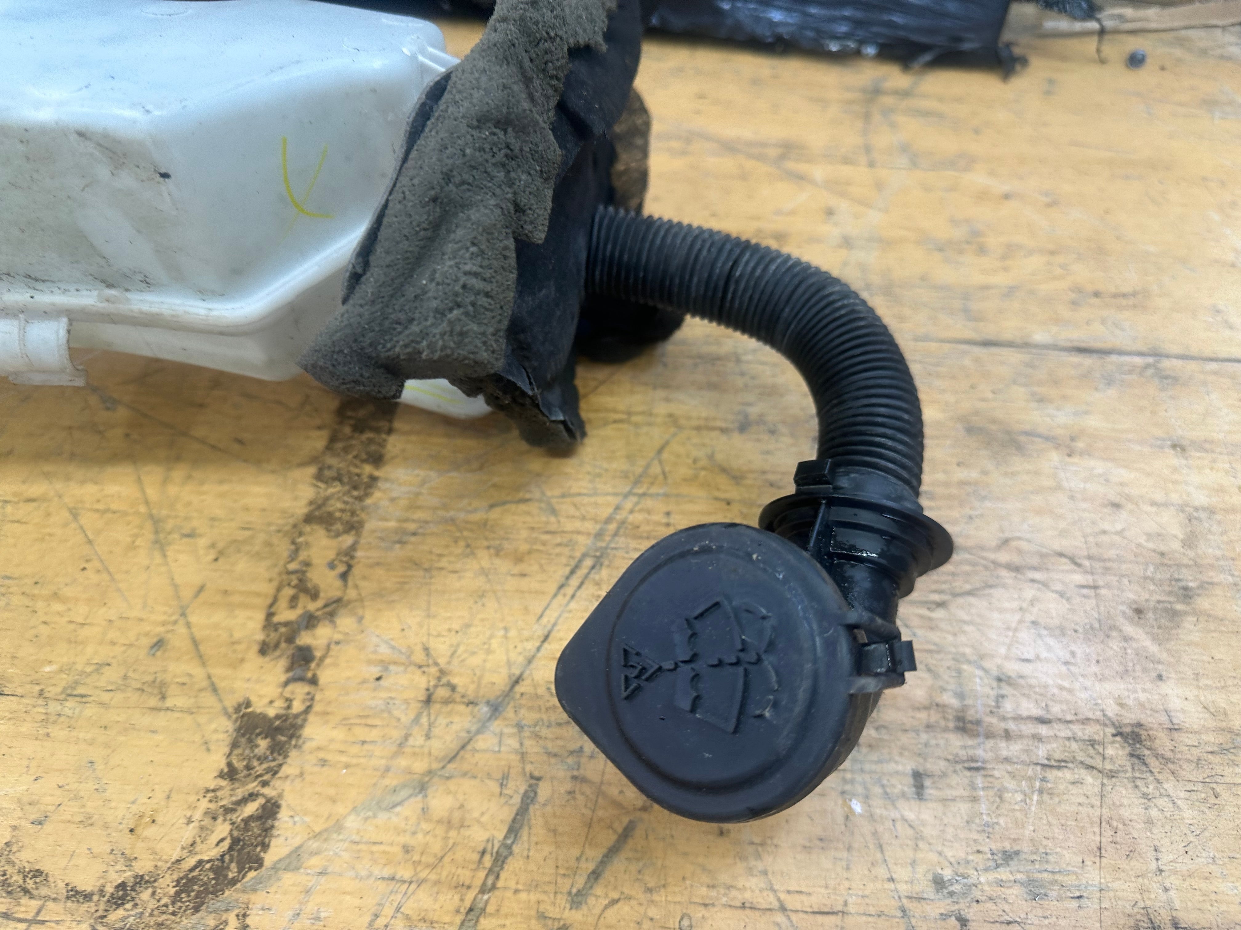 BMW X5 F15 2014–2018 M Sport Windscreen Washer Bottle (7292424) (7292424-14)