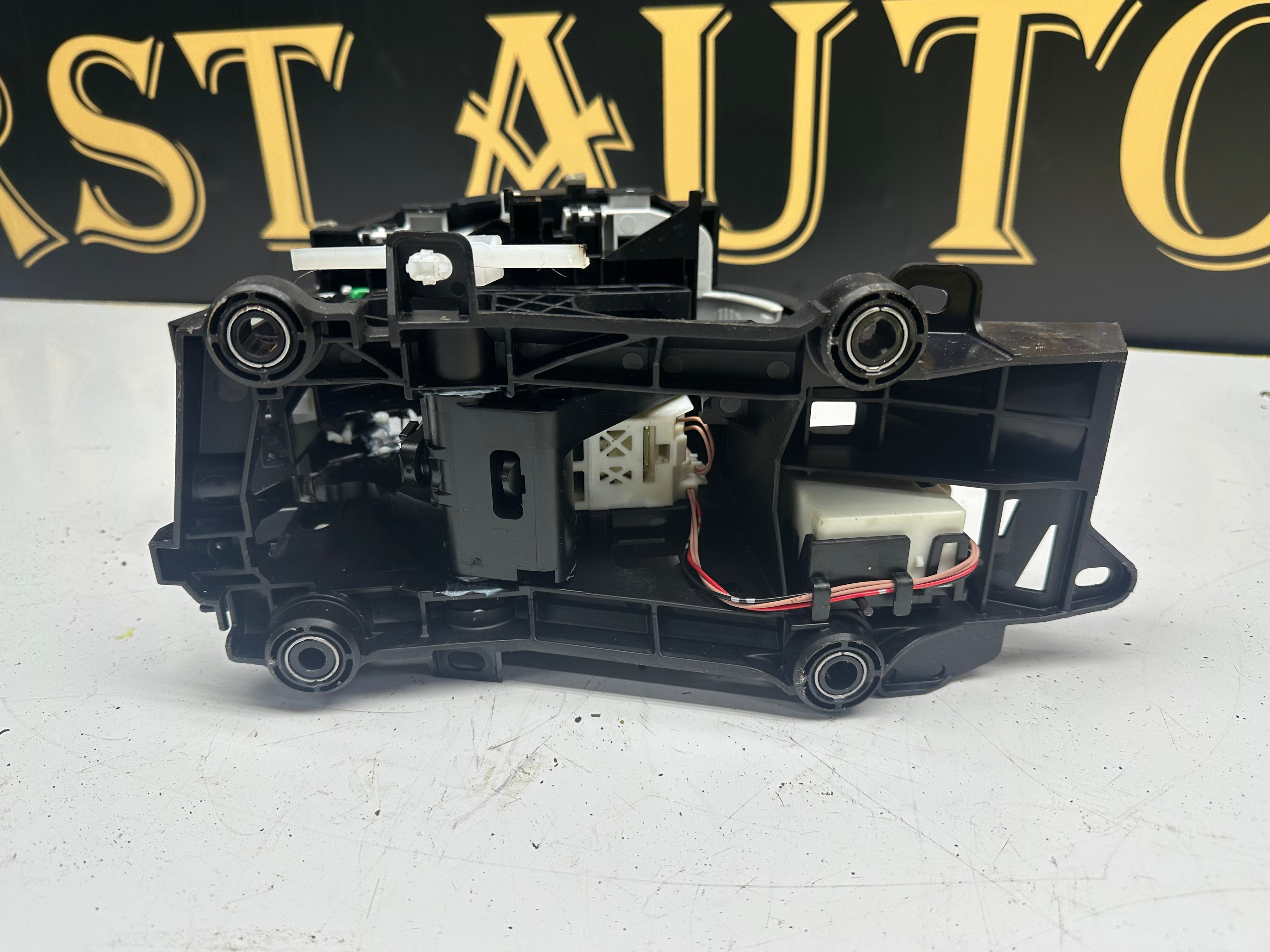 Toyota Yaris 2016 Mk3 Automatic Gearstick Assembly (52160/RH)