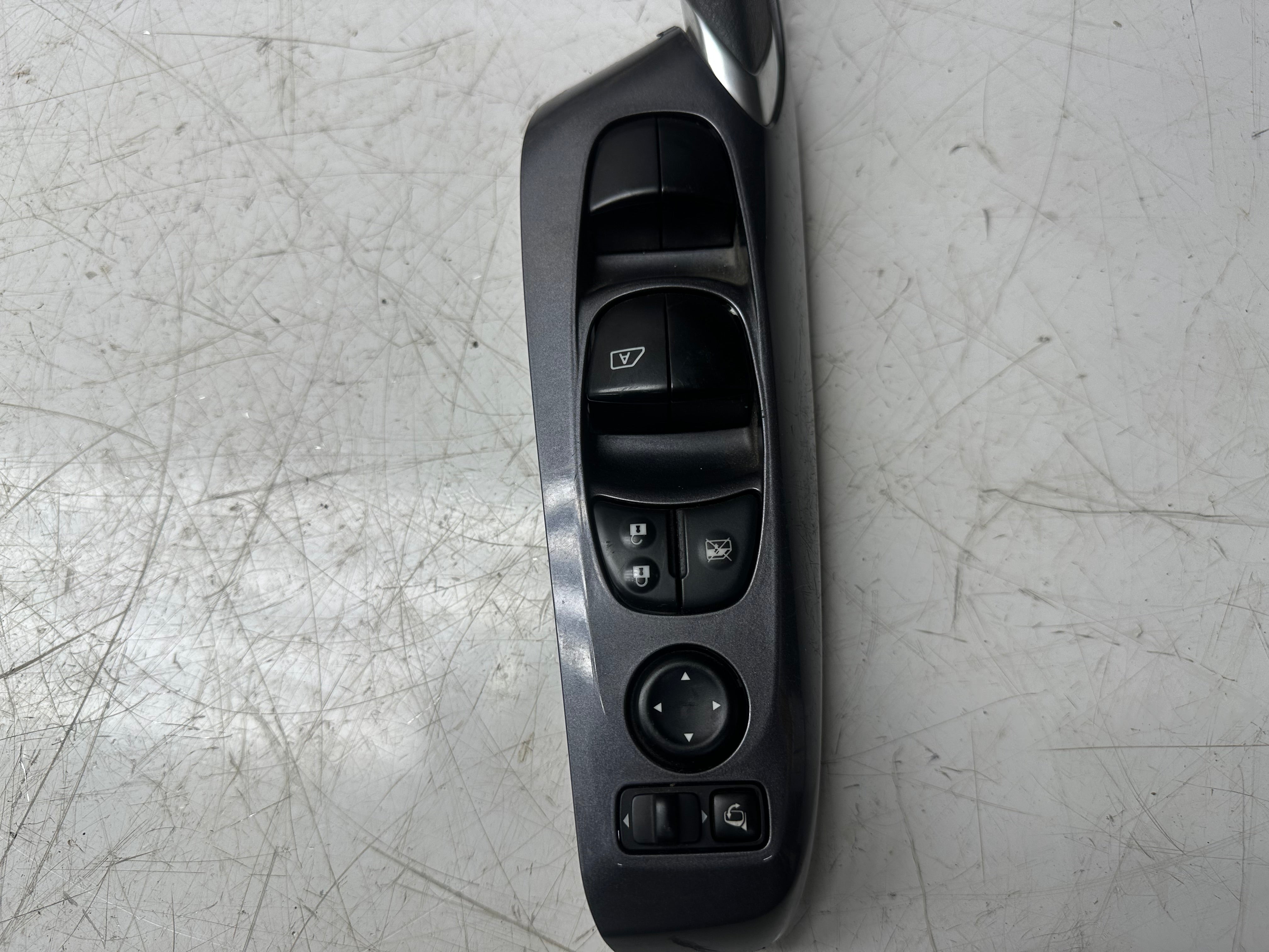 Nissan Juke F16 2021 Front Right Driver Side Window Switch (25570-5RA1A)