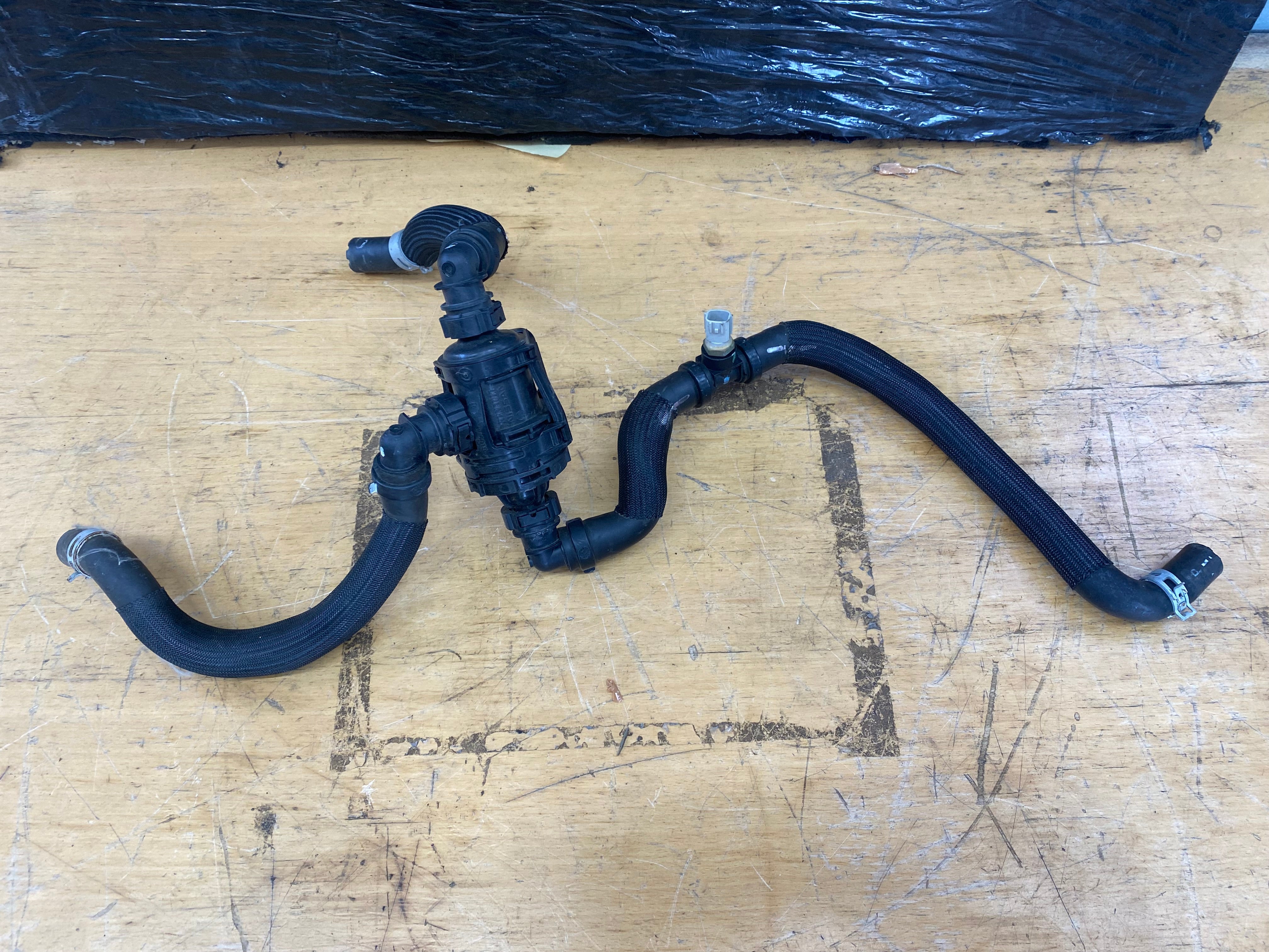 Renault Thermostat Housing – Trafic III / Megane IV / Nissan (212001517R)