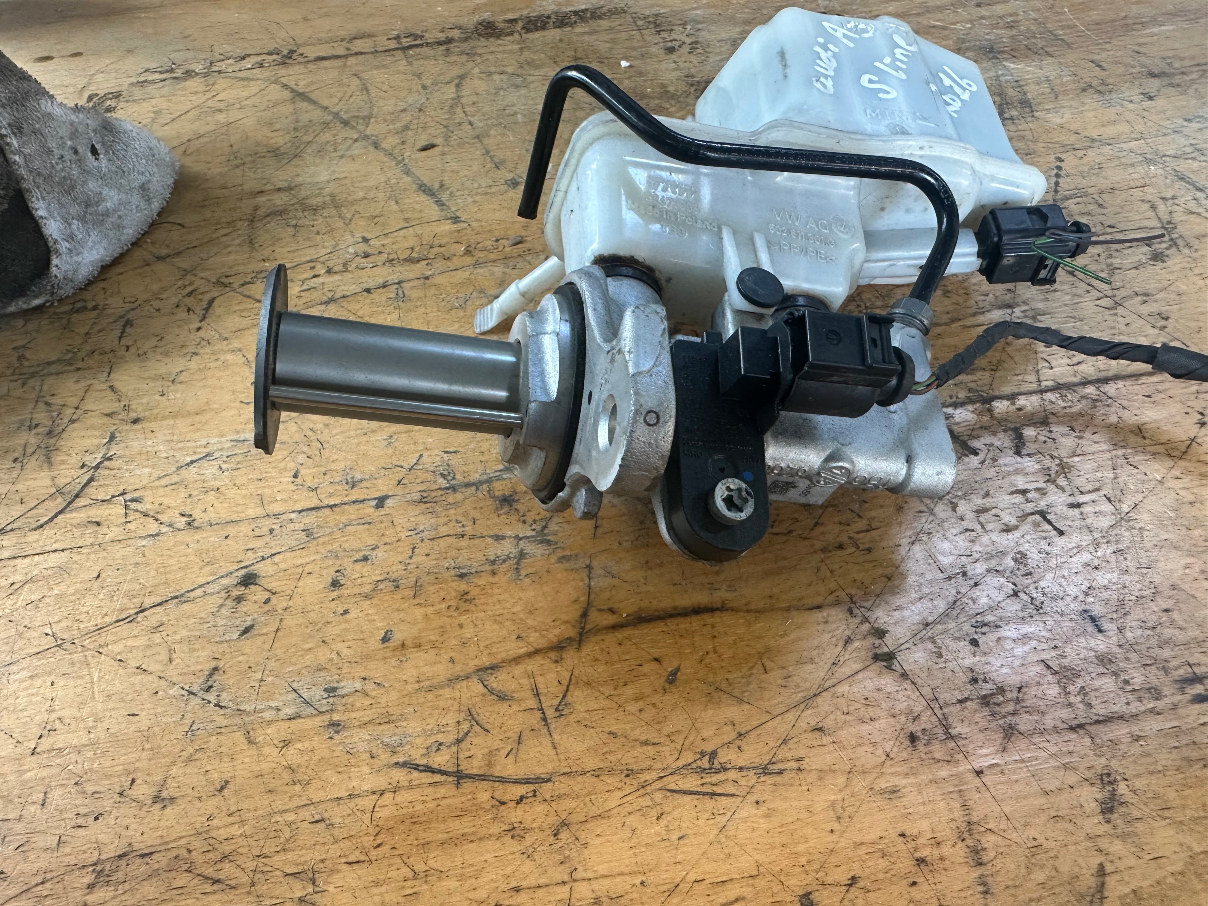 Audi A3 S Line 2016 2.0 TDI Sportback Brake Servo & Master Cylinder (502611301G)