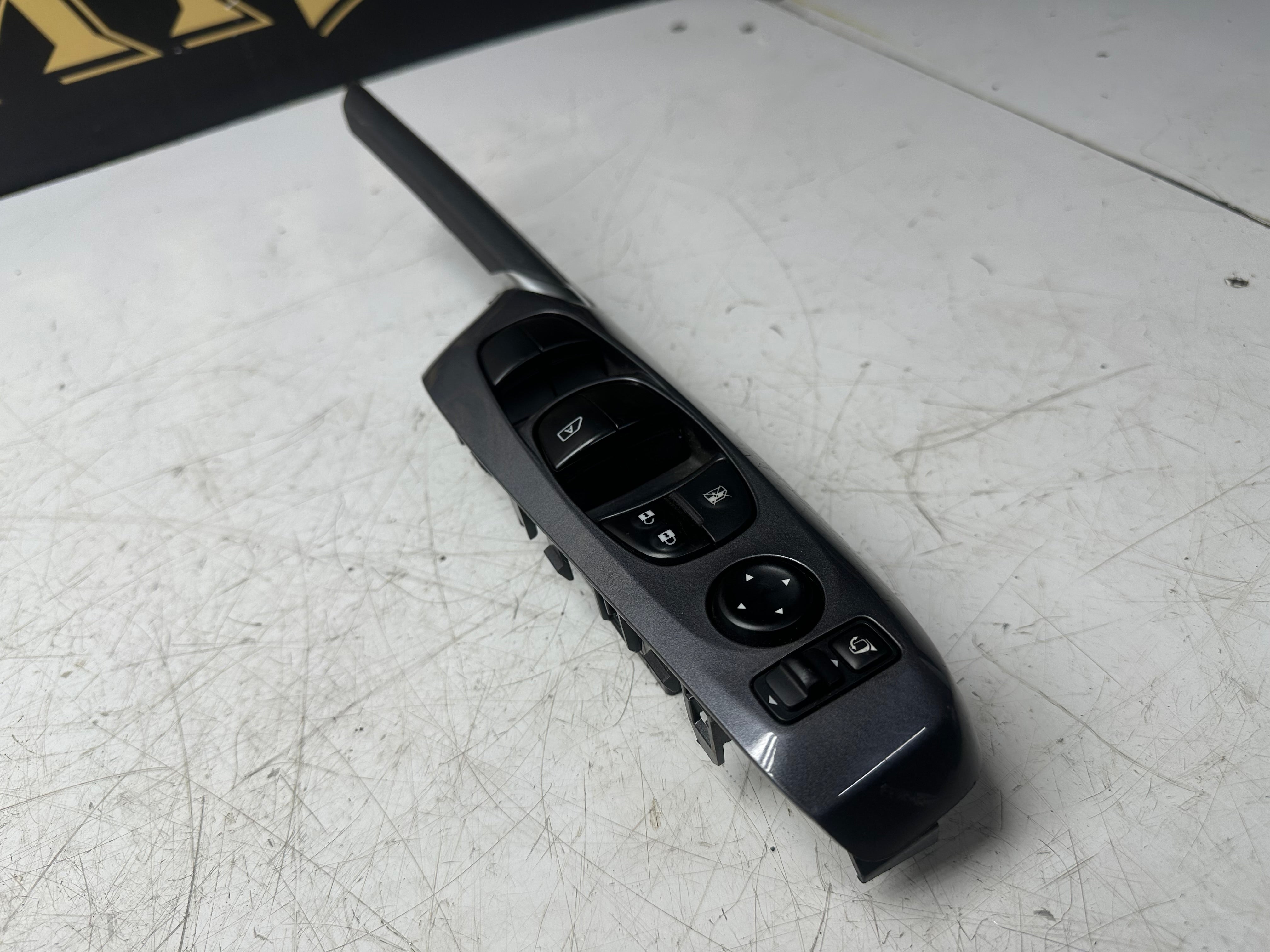 Nissan Juke F16 2021 Front Right Driver Side Window Switch (25570-5RA1A)