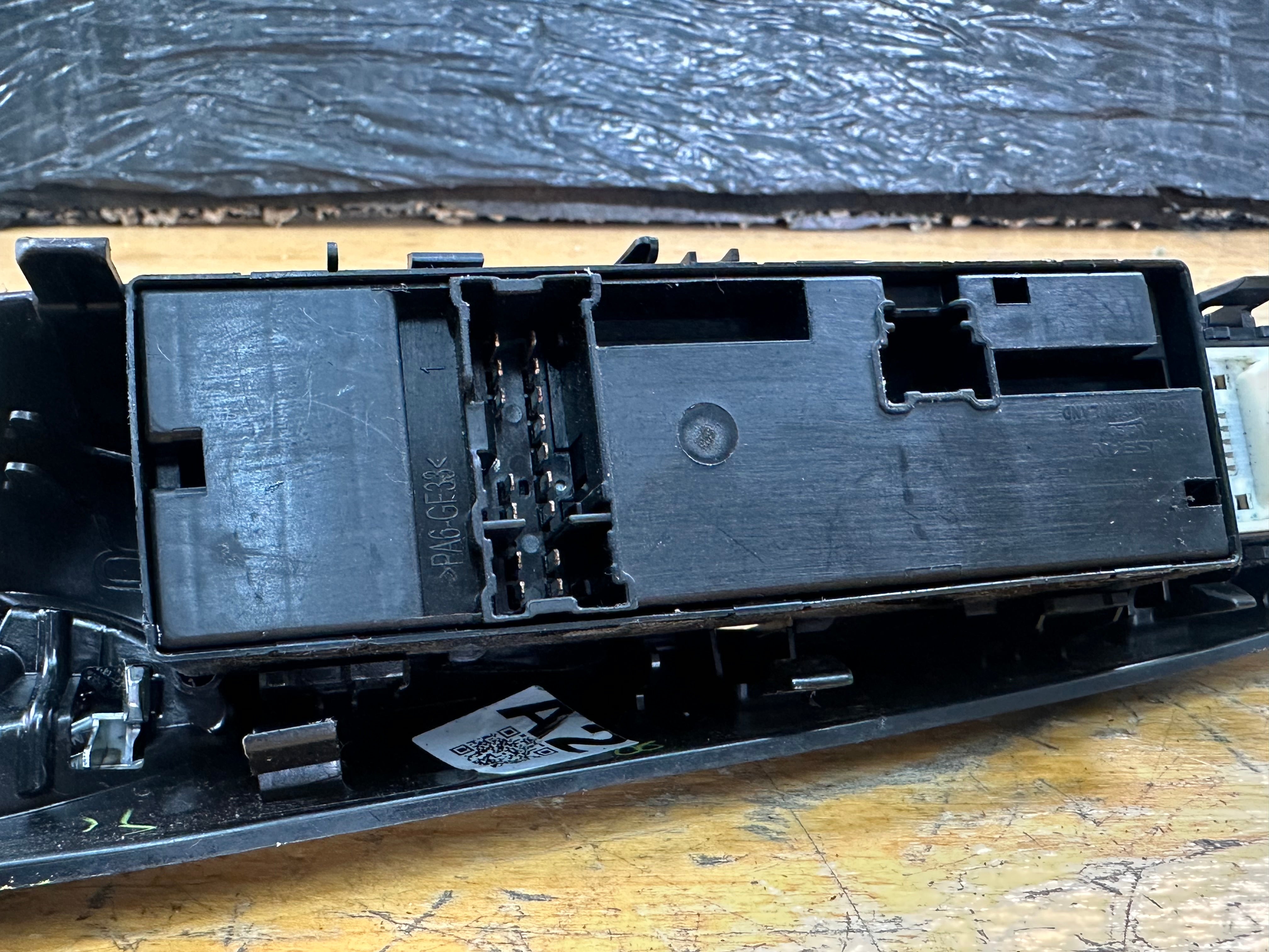 Nissan Qashqai 2019 Front Right Driver’s Electric Window Switch (220117SN1)