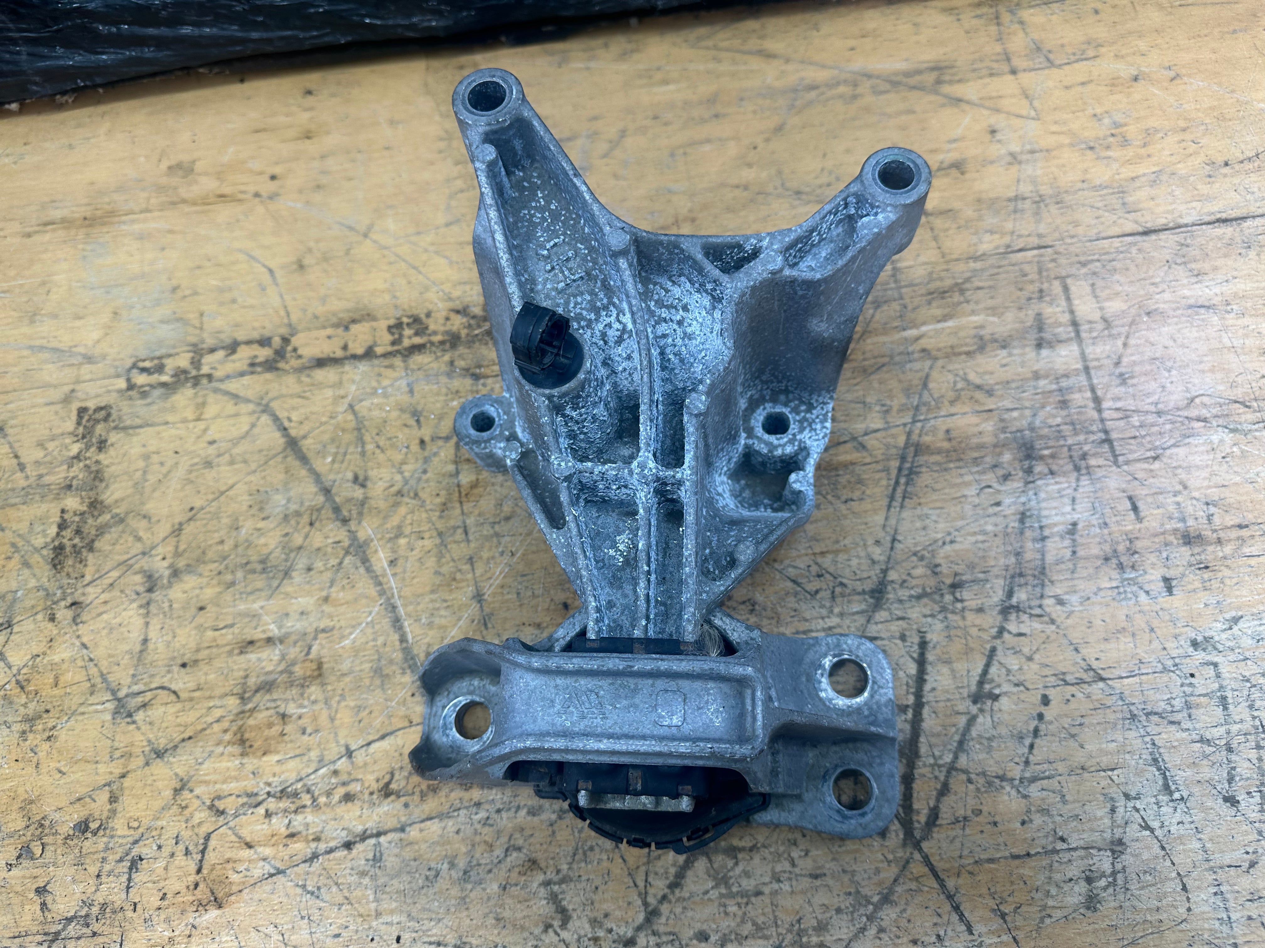 Nissan Juke MK2 2019–2023 Right Driver's Side Engine Mount Bracket