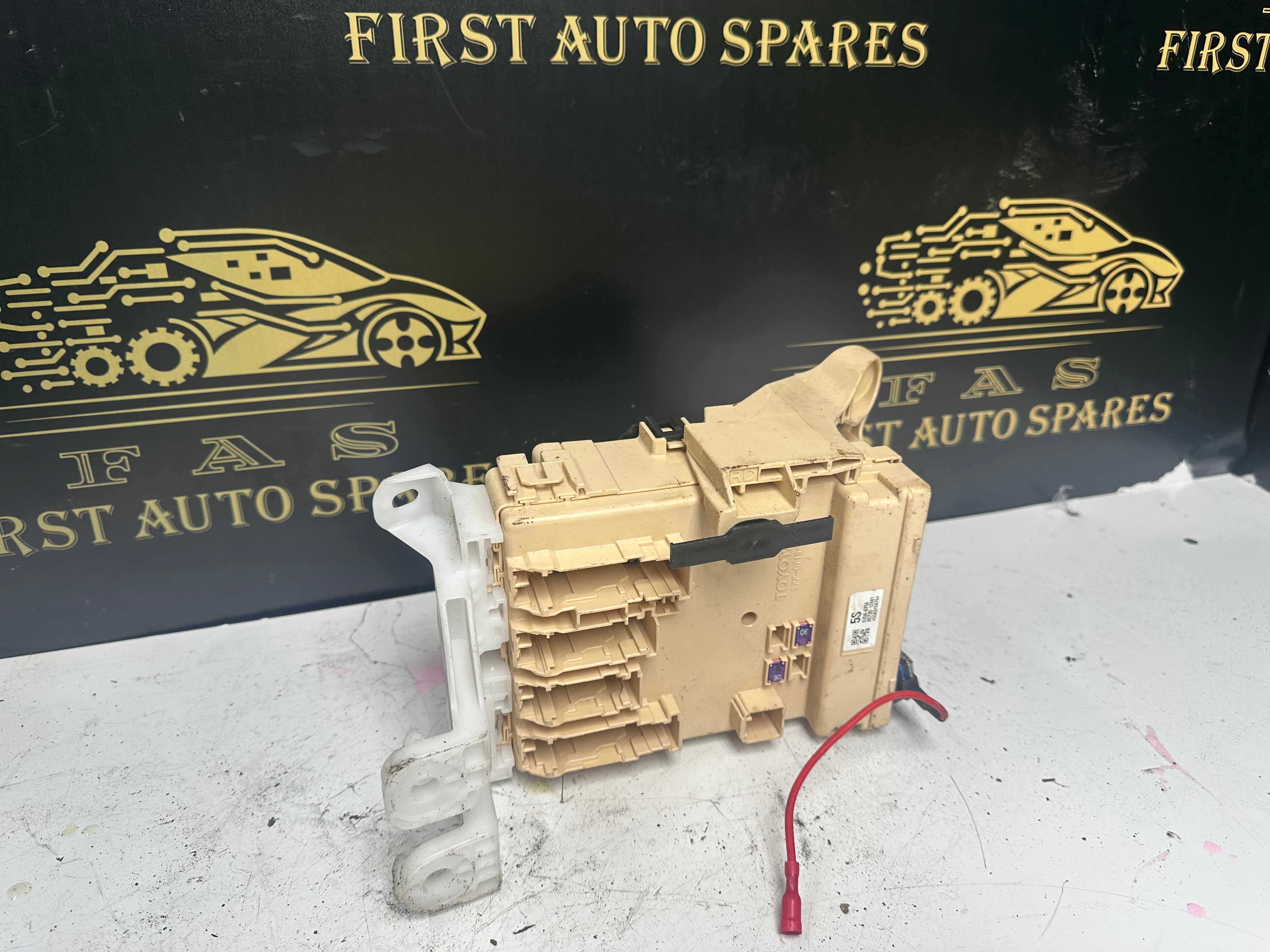 Toyota Auris Hybrid Body Control Module (6358-6756) (82730-12X81) 89221-02500)