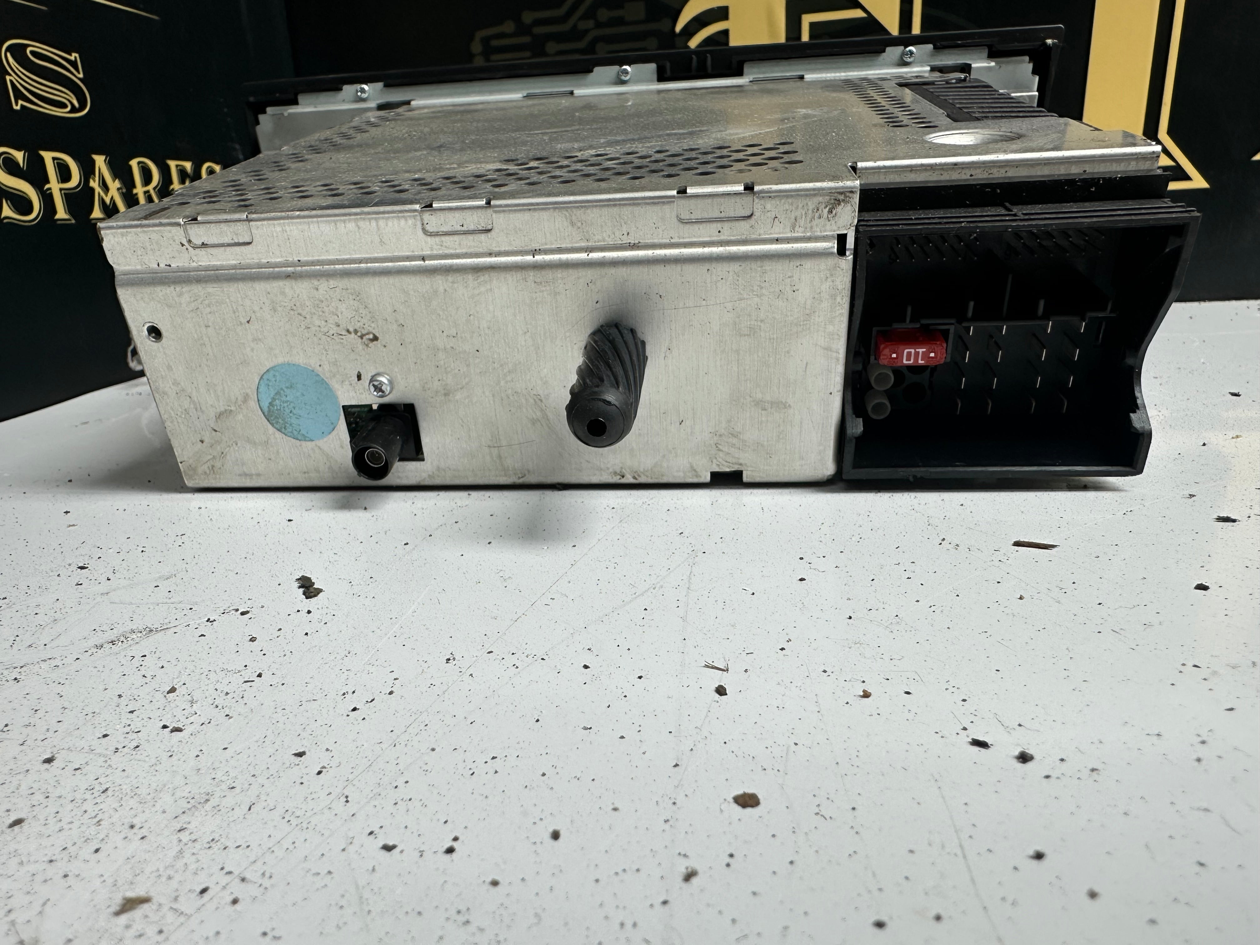 BMW E90 Radio Professional CD73 Player (65126983018)
(65.12-6 983 018)