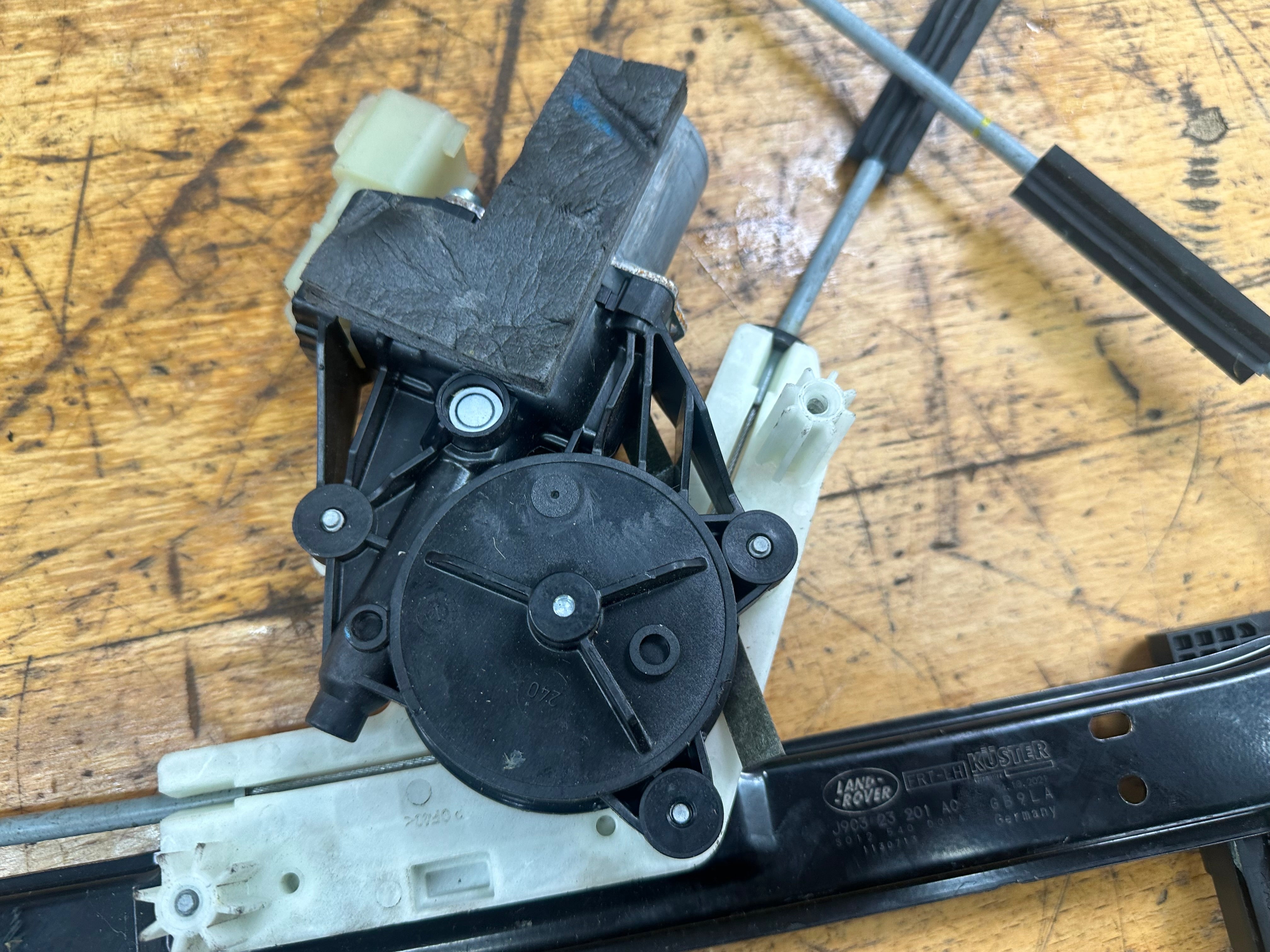 Land Rover F-Pace Front Left N/S/F Window Regulator (0130822792) (840368008)