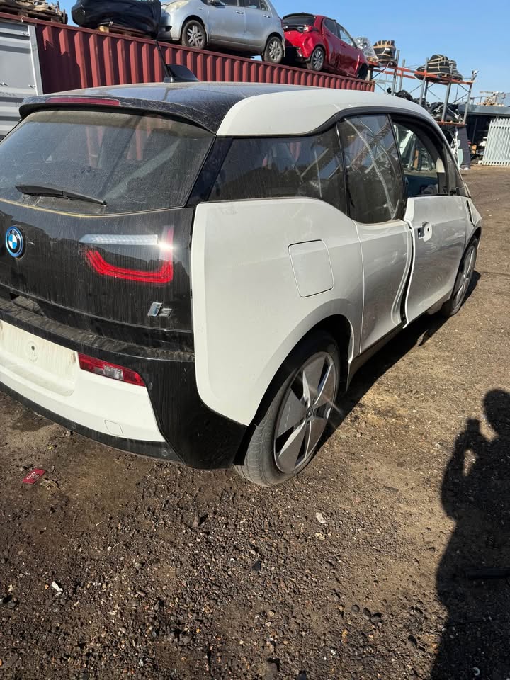 BMW I3 2017 - Price is for Wheel Nut ONLY - (BREAKING)