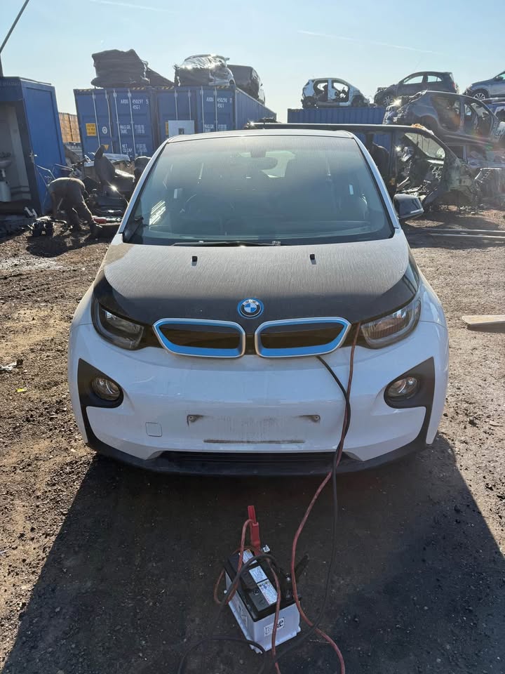 BMW I3 2017 - Price is for Wheel Nut ONLY - (BREAKING)