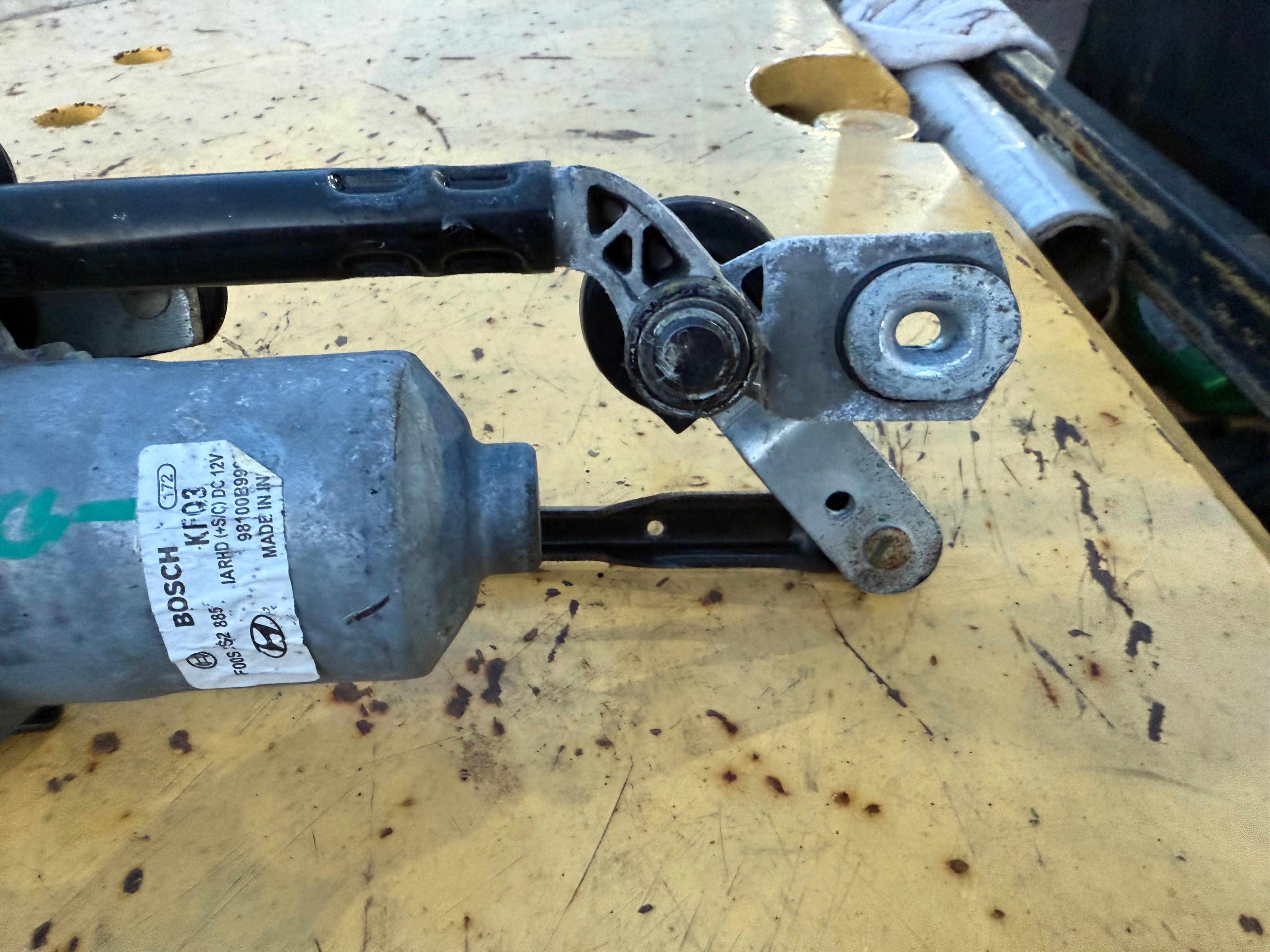Hyundai i10 2016 Wiper Motor & Linkage (98100B9900)