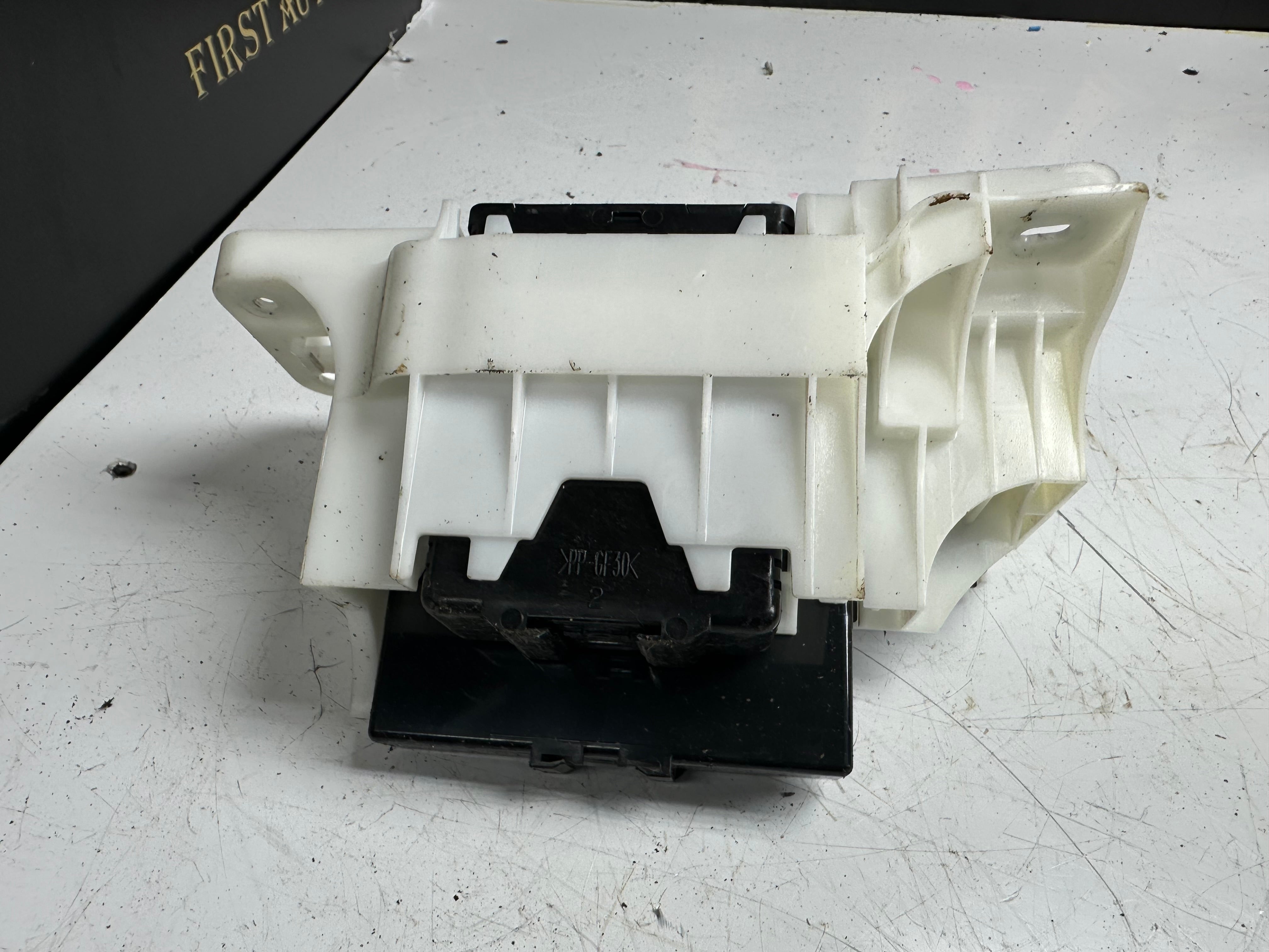 Toyota Auris Hybrid HEV E18 Box Computer Integration (82877-02040)