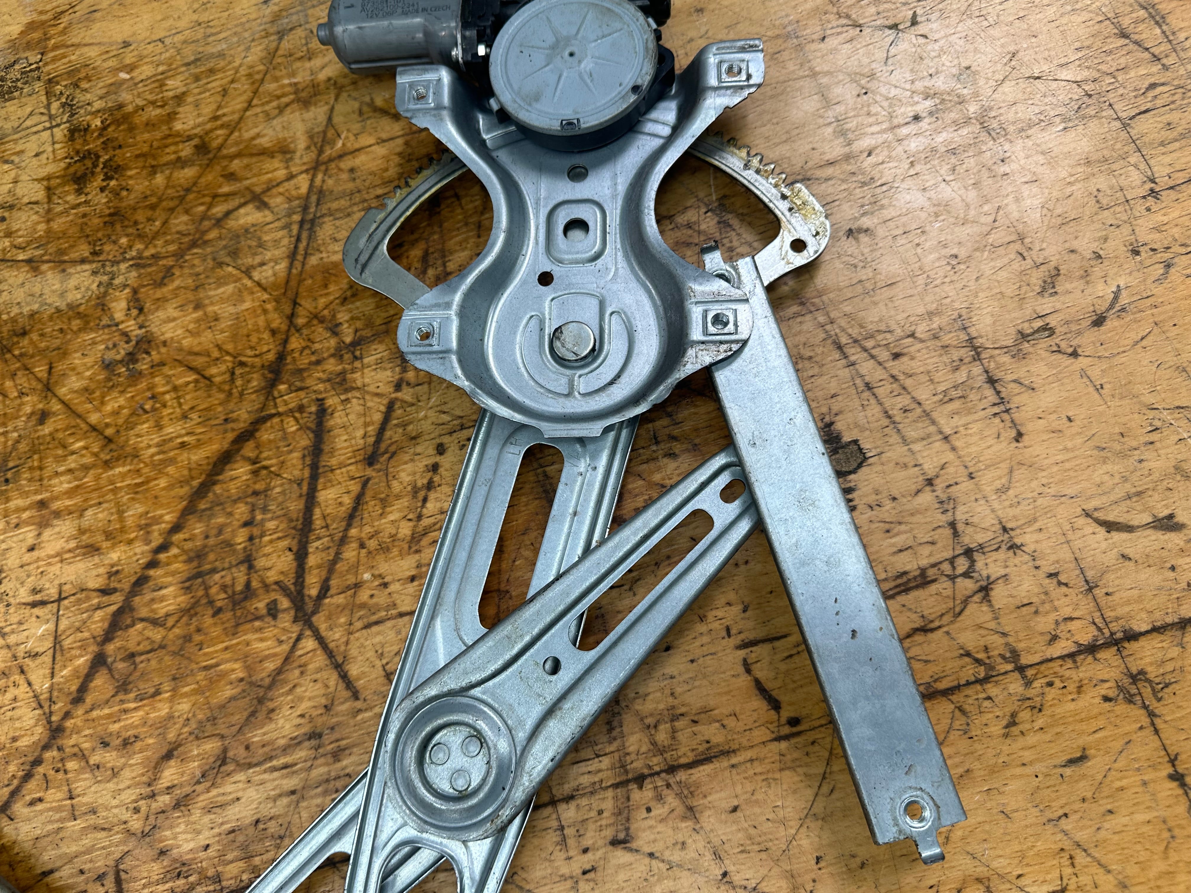 Toyota Auris Rear Right O/S/R Window Regulator (85720-0D120)