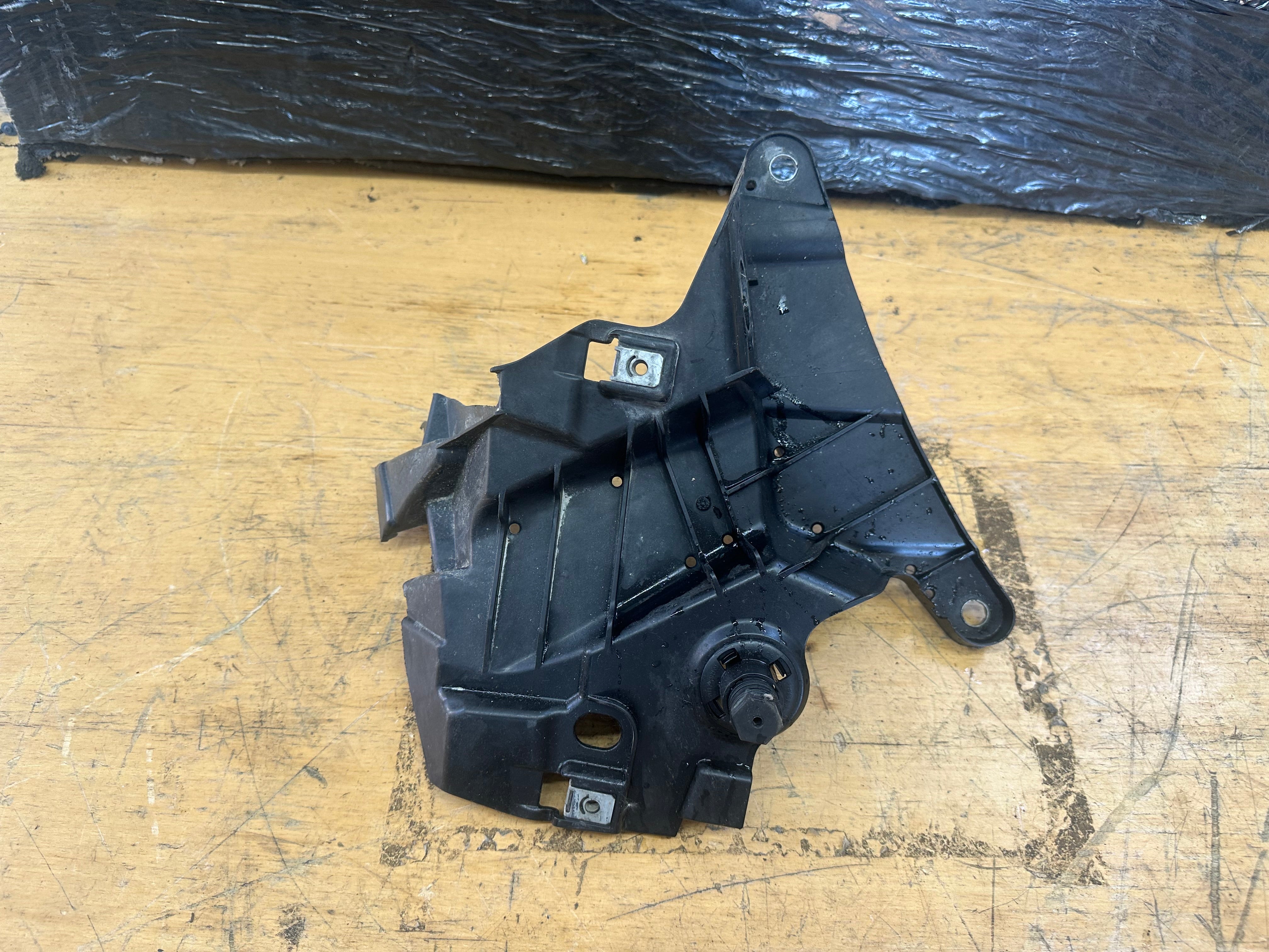 BMW X5 X6 F15 F16 2015–2018 Right Driver's Front Fender Bracket O/S (7294544)