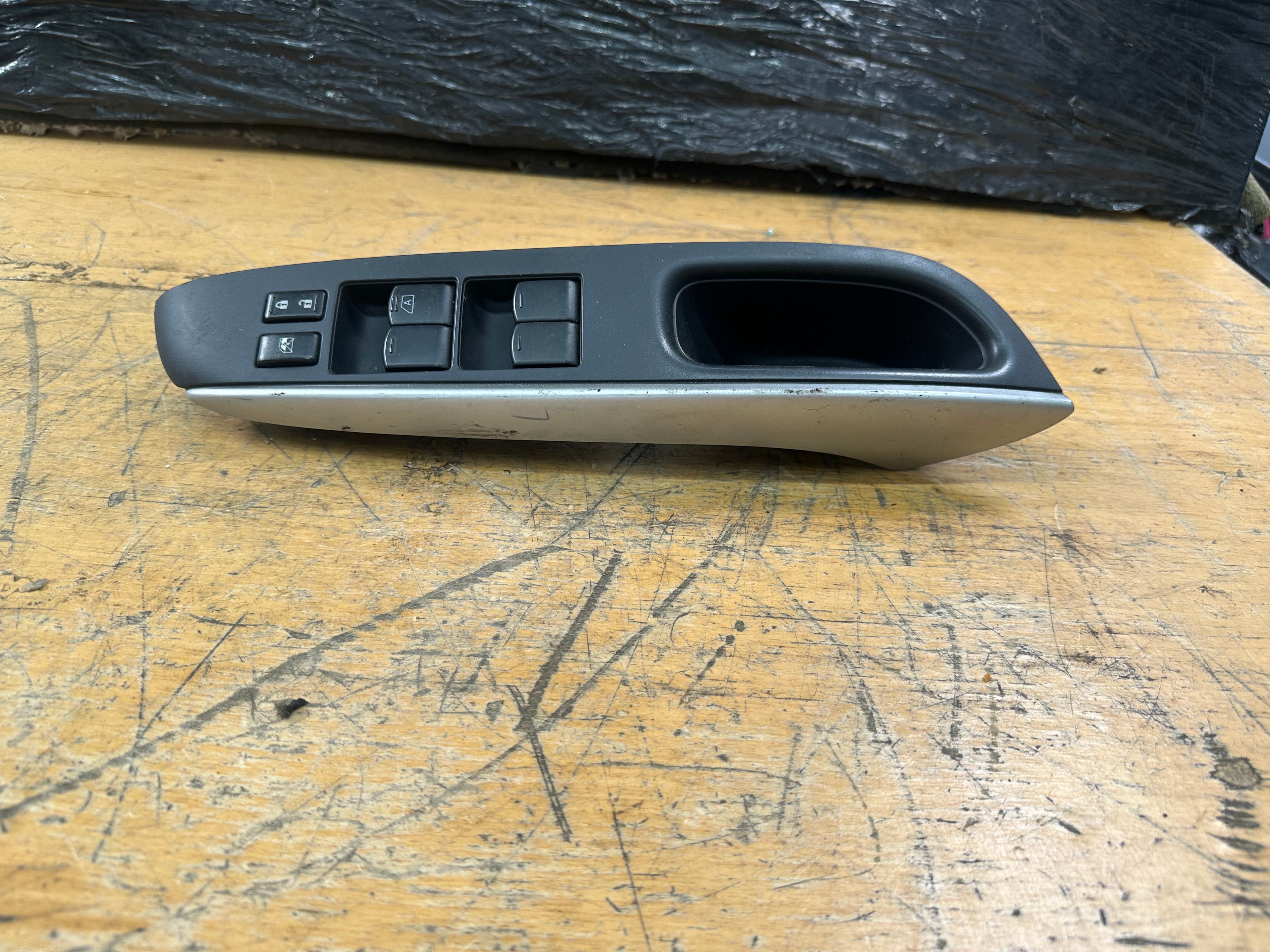 Nissan Note 2014–2019 Right Driver Front Window Control Switches (80960 3BB5A)