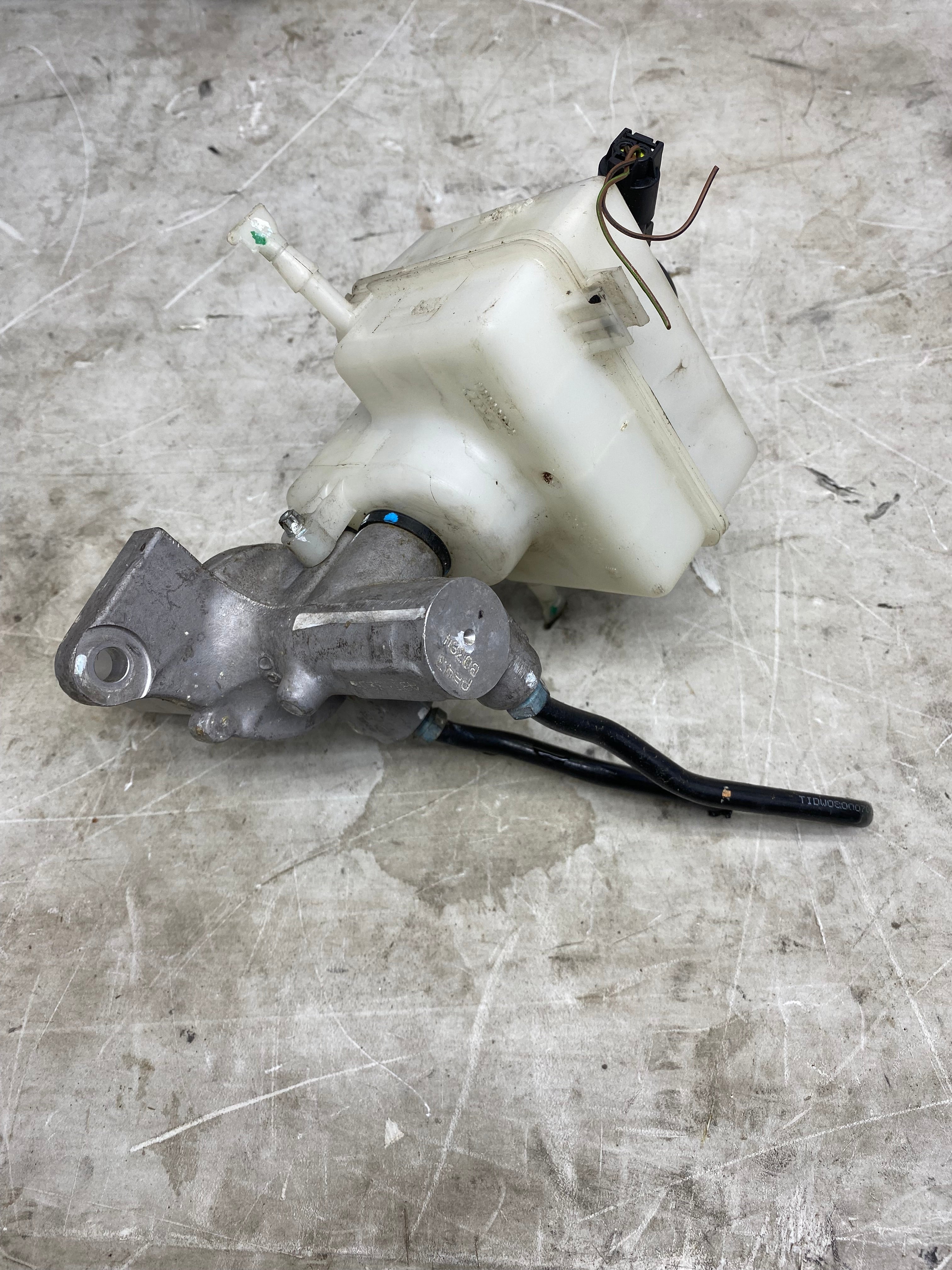 BMW X5 E70 Brake Master Cylinder & Reservoir 2009 (32665504) (34336771718)