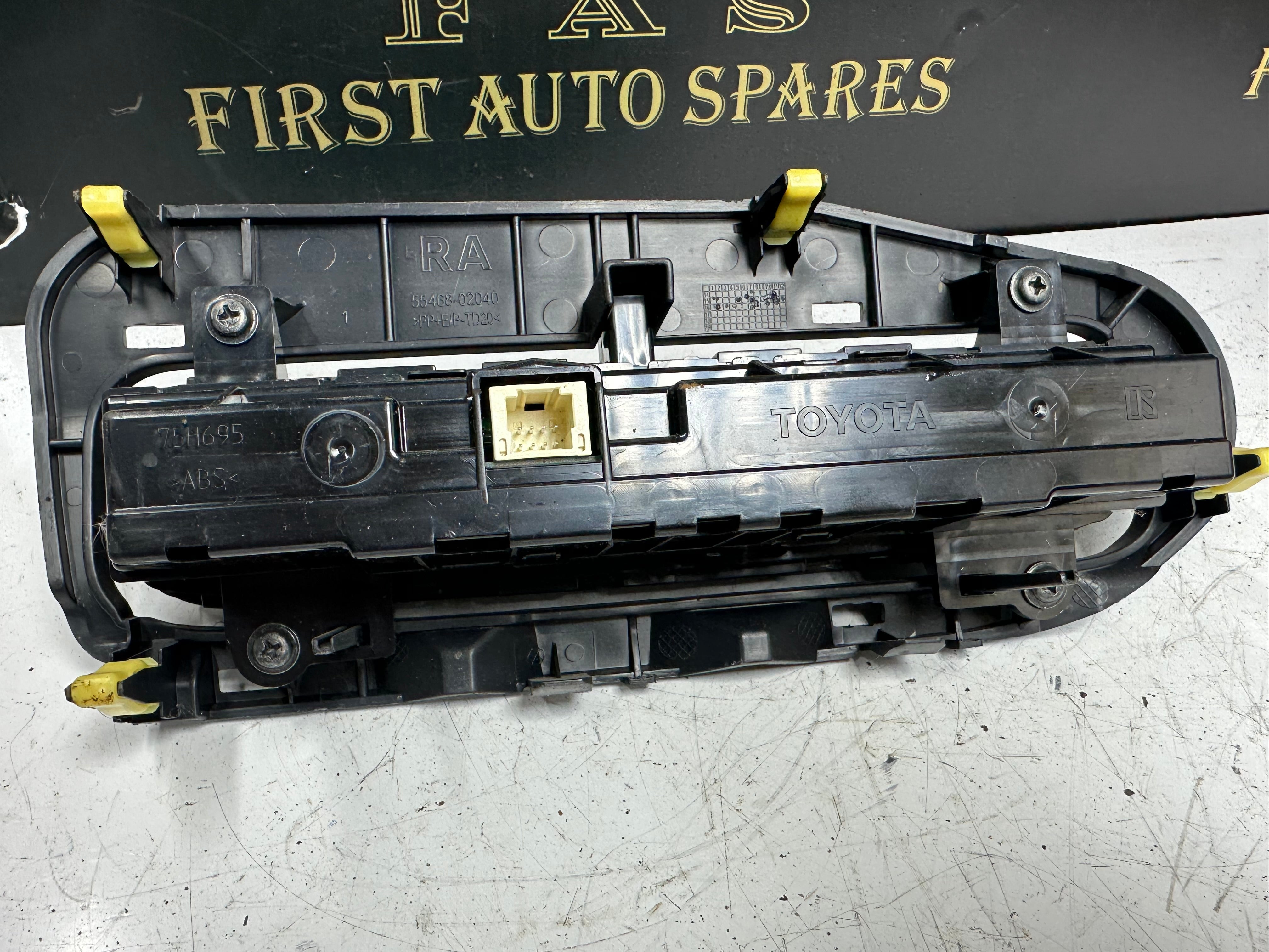 Toyota Auris Heater Control Panel (55468-02040) (75H695)